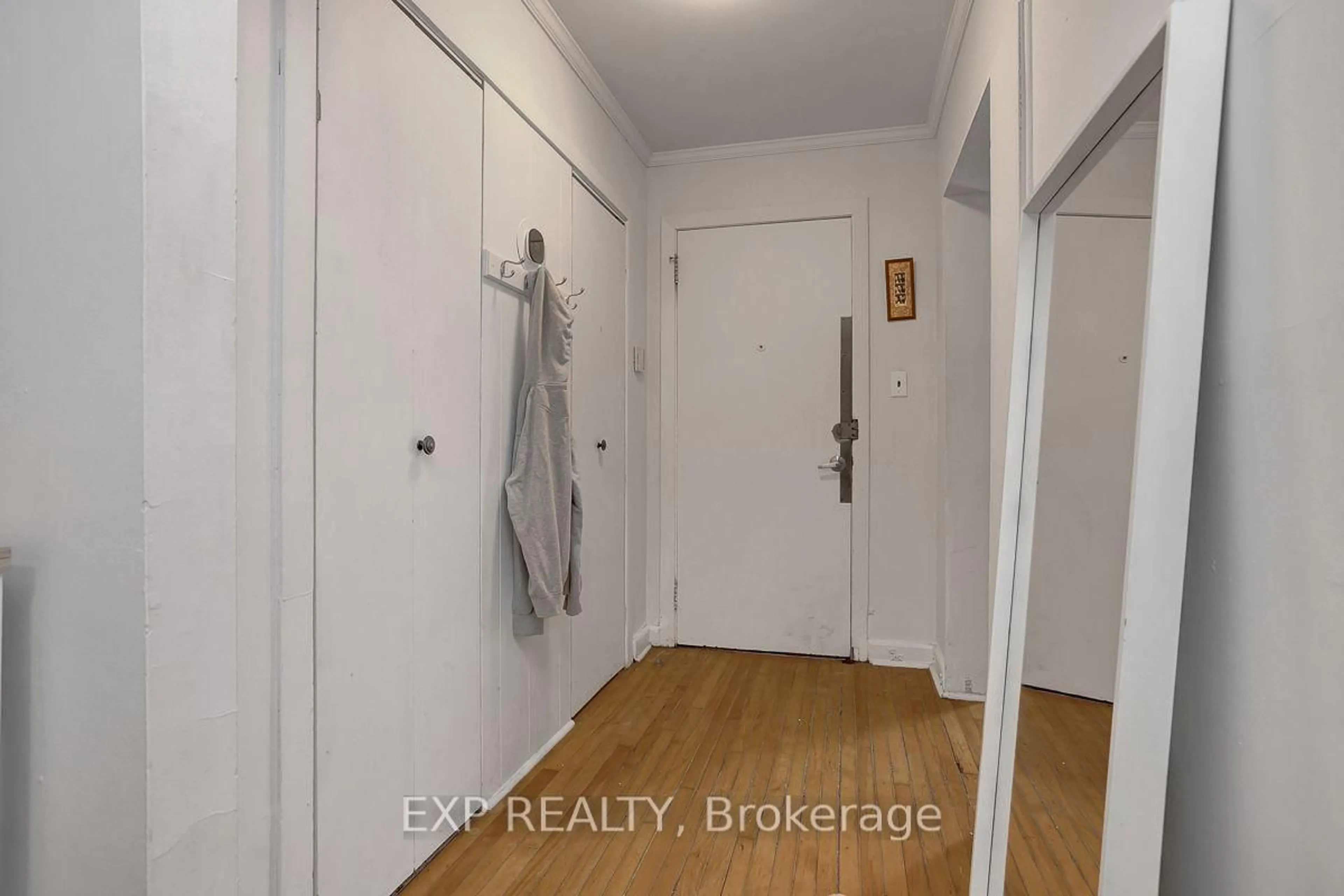 Indoor entryway for 127 Osgoode St, Ottawa Ontario K1N 6S5