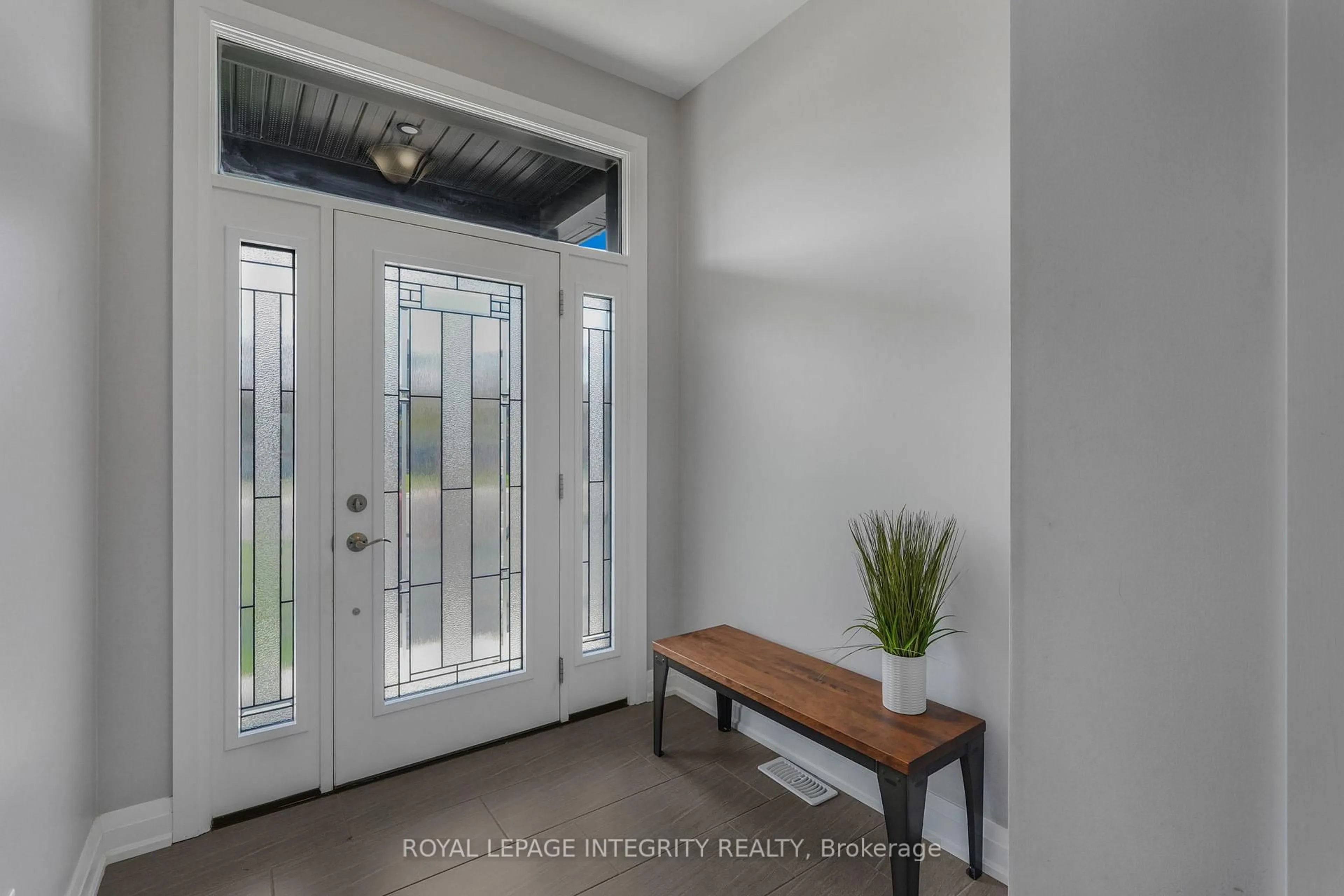 Indoor entryway for 400 Colmar St, Russell Ontario K0A 1W0
