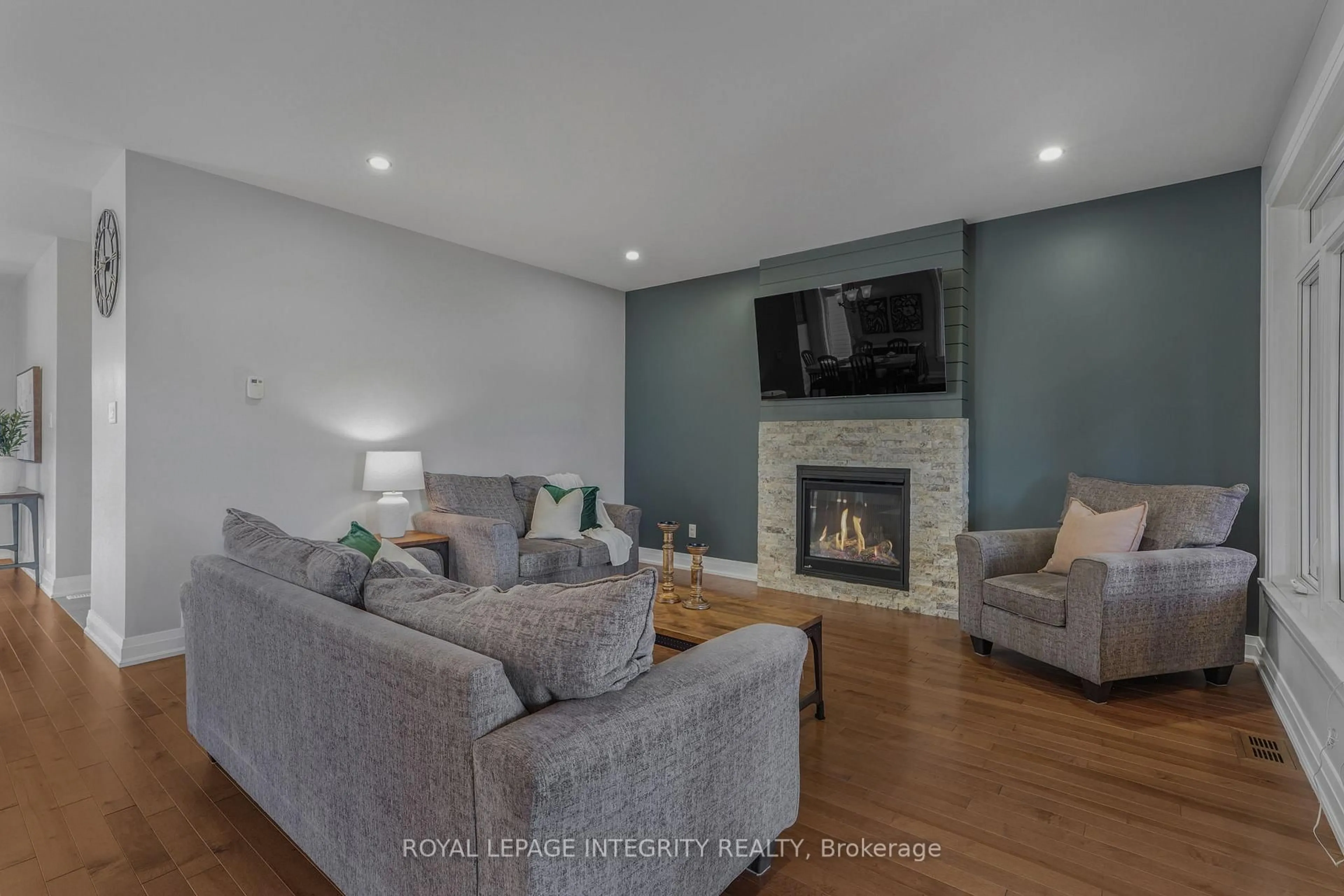 Living room with furniture, wood/laminate floor for 400 Colmar St, Russell Ontario K0A 1W0