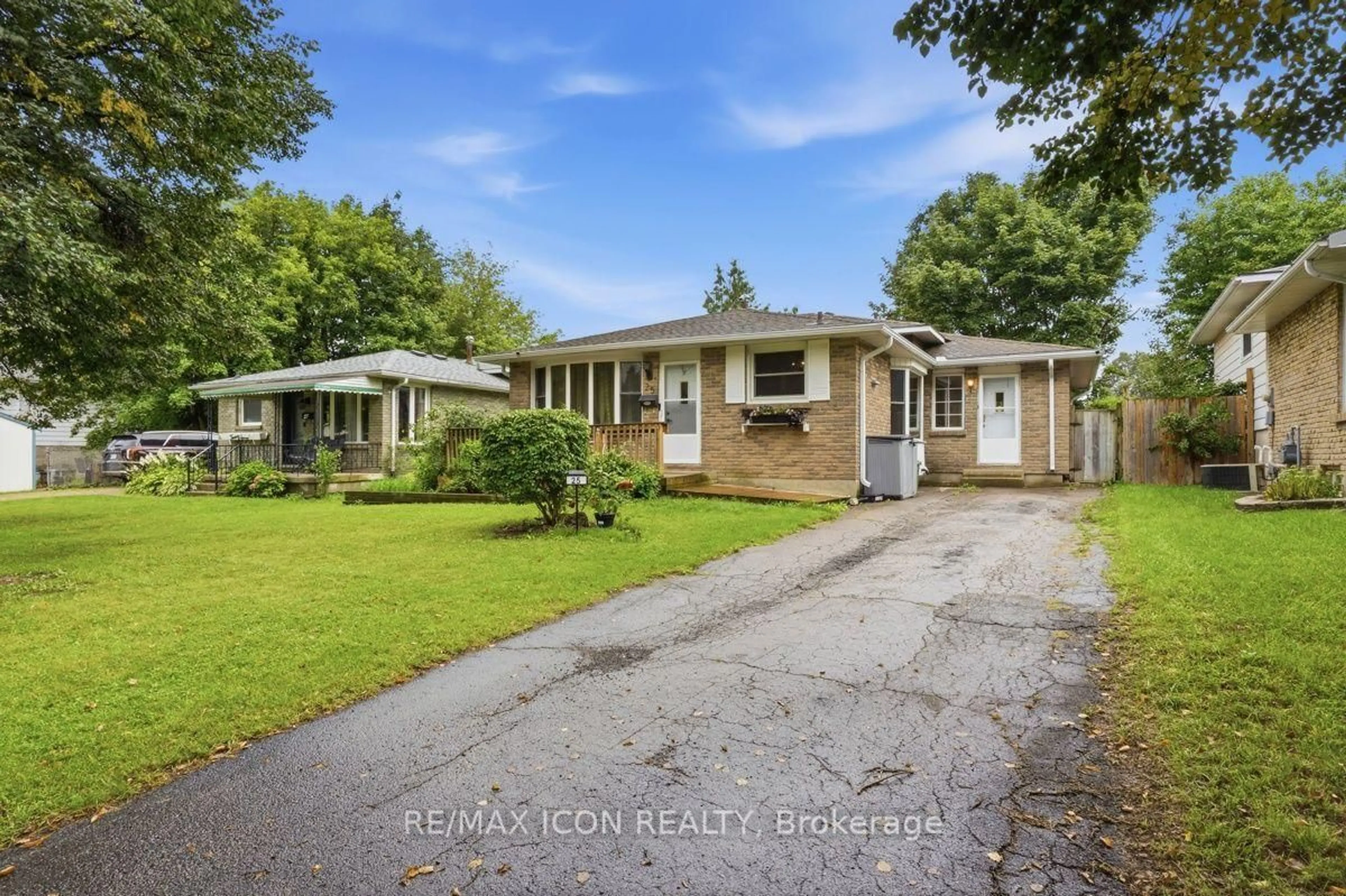 A pic from outside/outdoor area/front of a property/back of a property/a pic from drone, unknown for 25 Upcott Cres, London South Ontario N6E 1S6