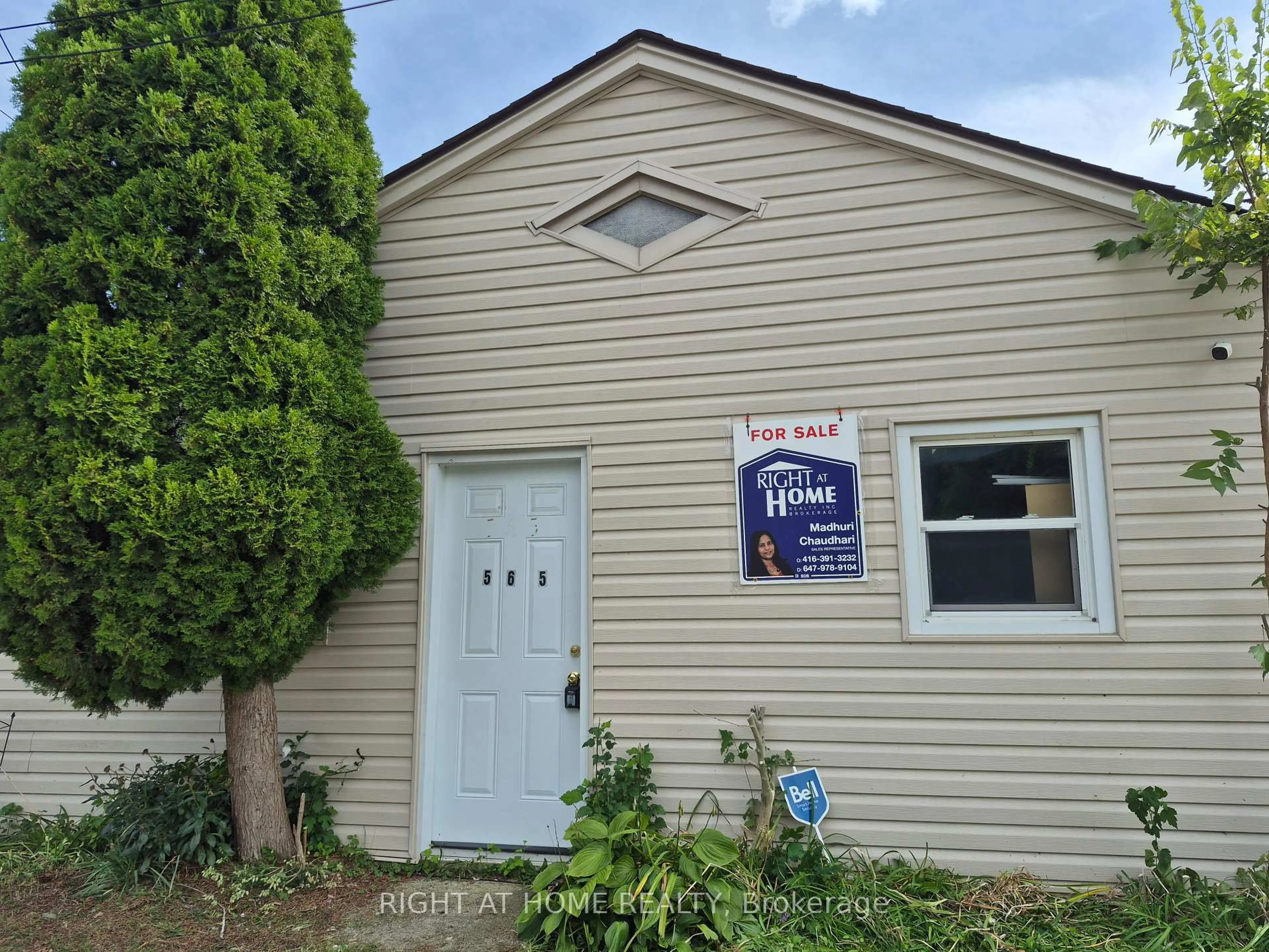 Home with vinyl exterior material, street for 565 South St, London East Ontario N6B 1C5