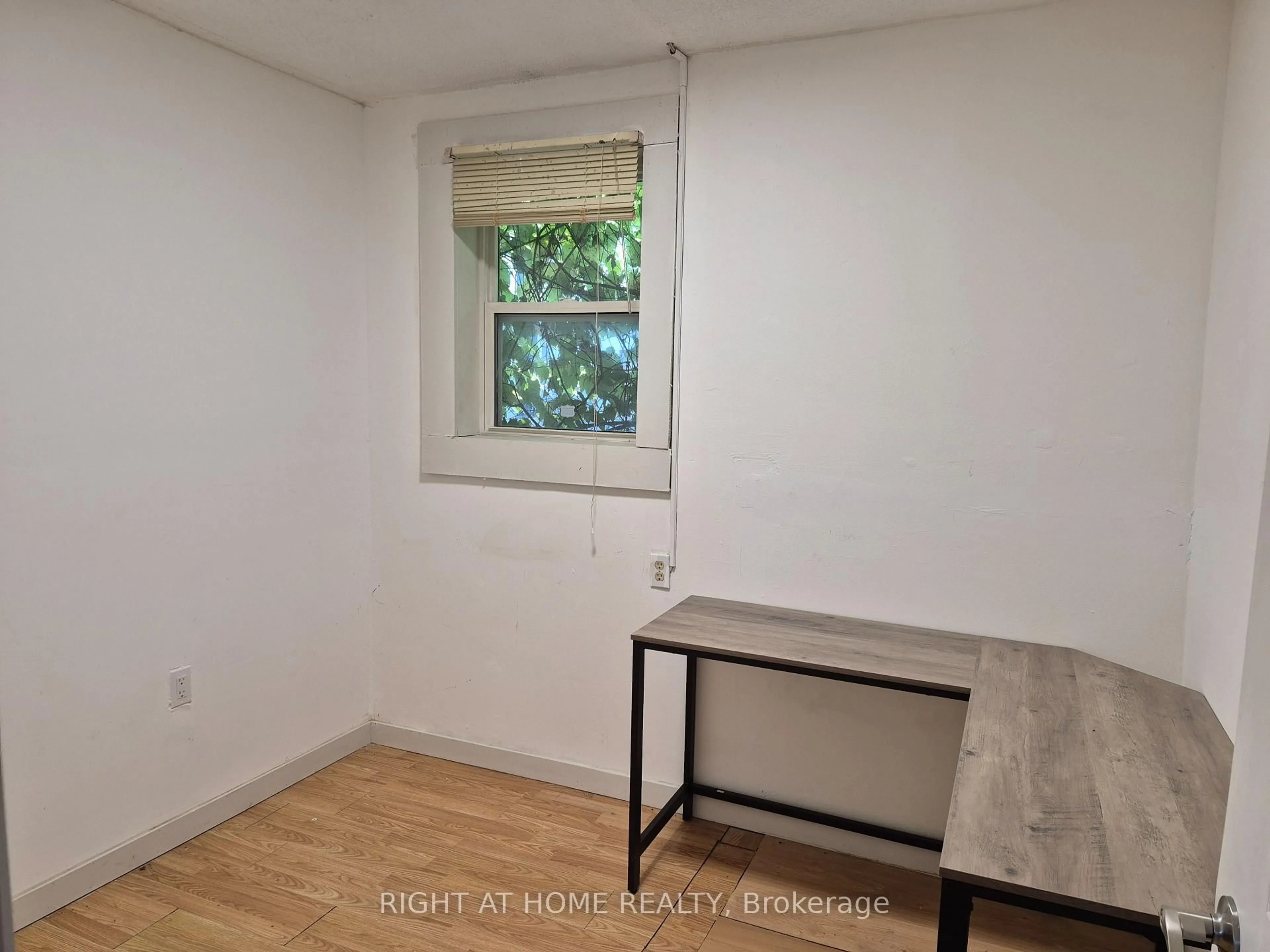 A pic of a room for 565 South St, London East Ontario N6B 1C5