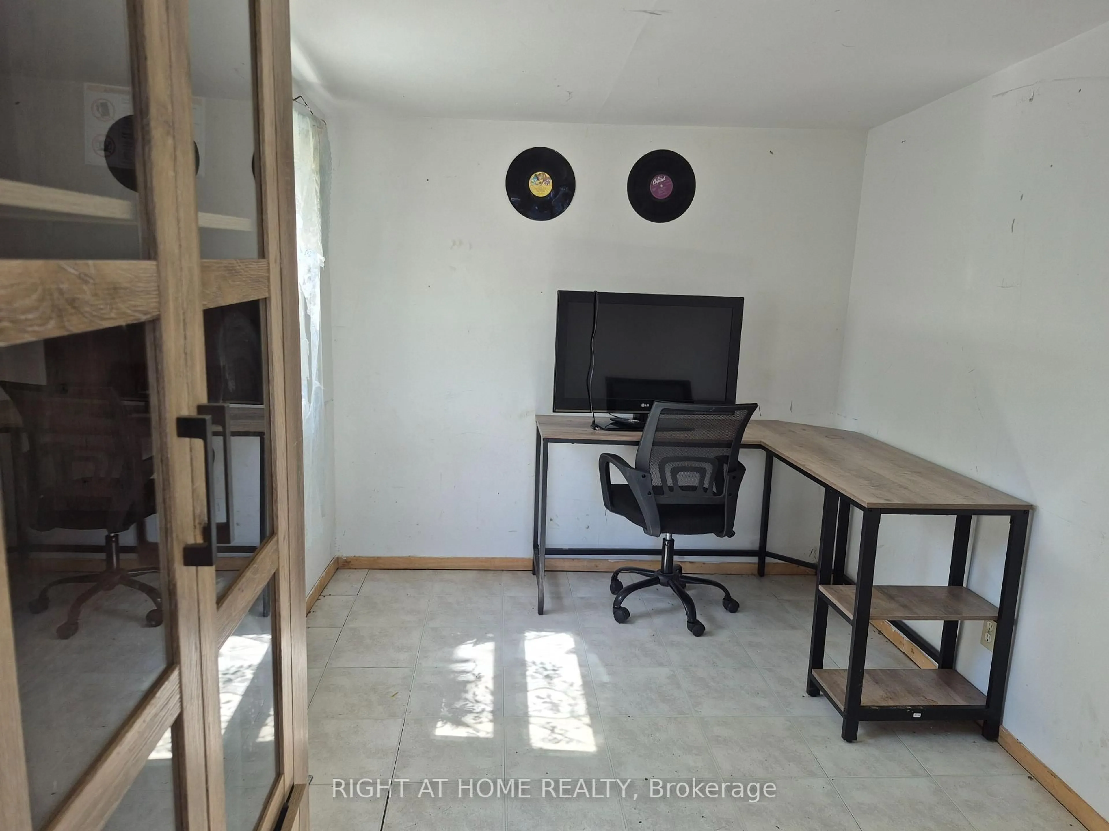 A pic of a room for 565 South St, London East Ontario N6B 1C5