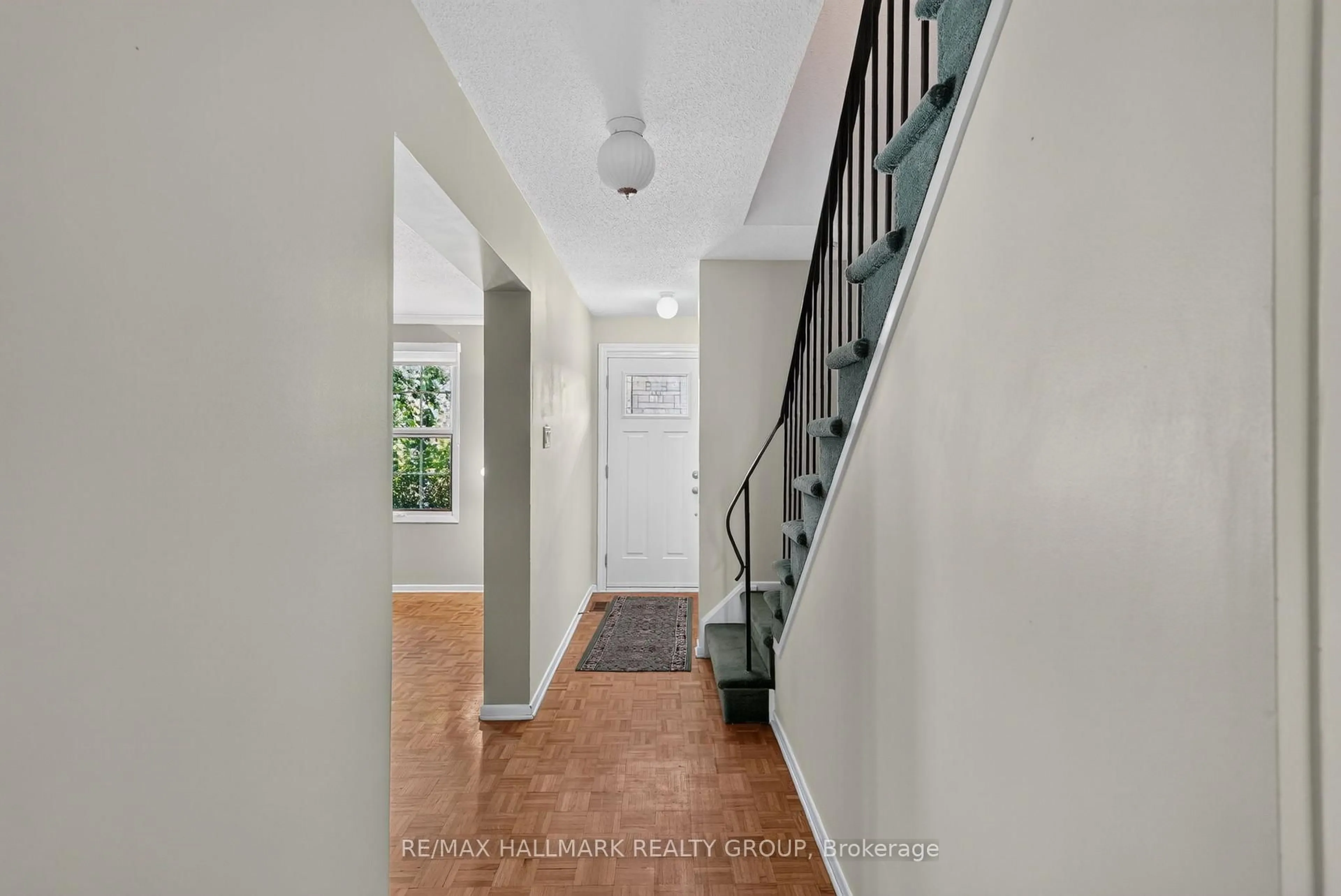 Indoor foyer for 3445 Southgate Rd, Ottawa Ontario K1V 7Y5