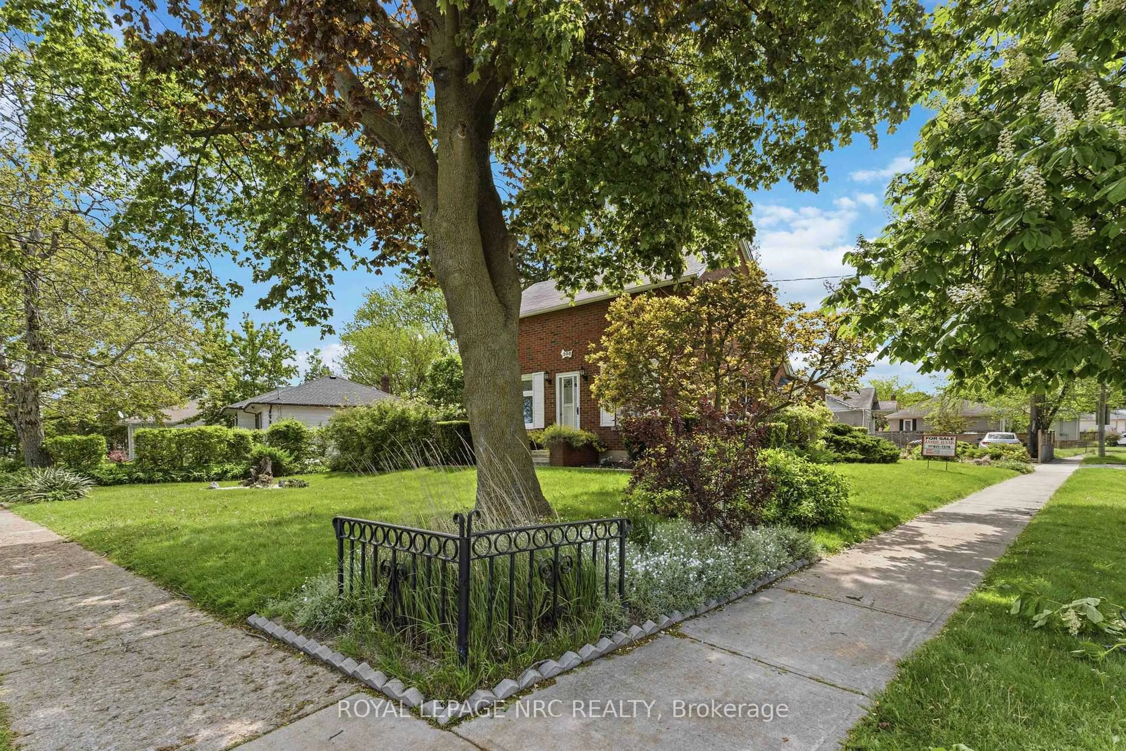 A pic from outside/outdoor area/front of a property/back of a property/a pic from drone, street for 304 Scott St, St. Catharines Ontario L2N 1J5