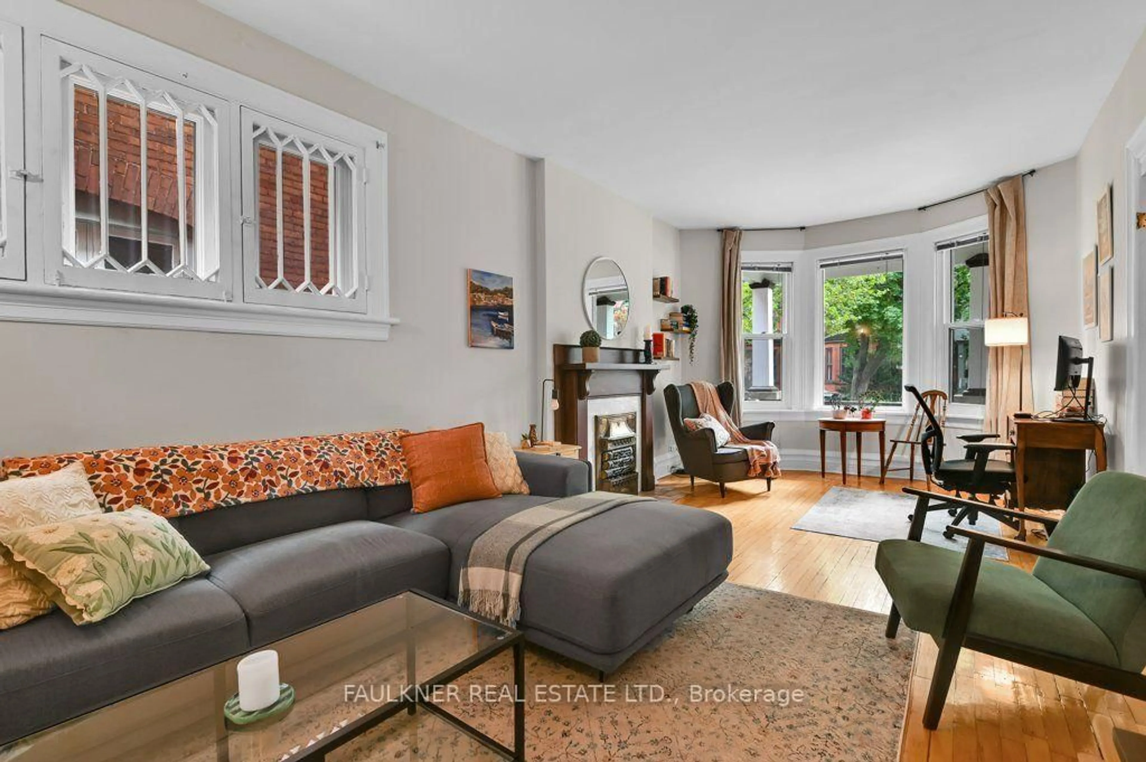 Living room with furniture, unknown for 129 Fourth Ave, Ottawa Ontario K1S 2L3