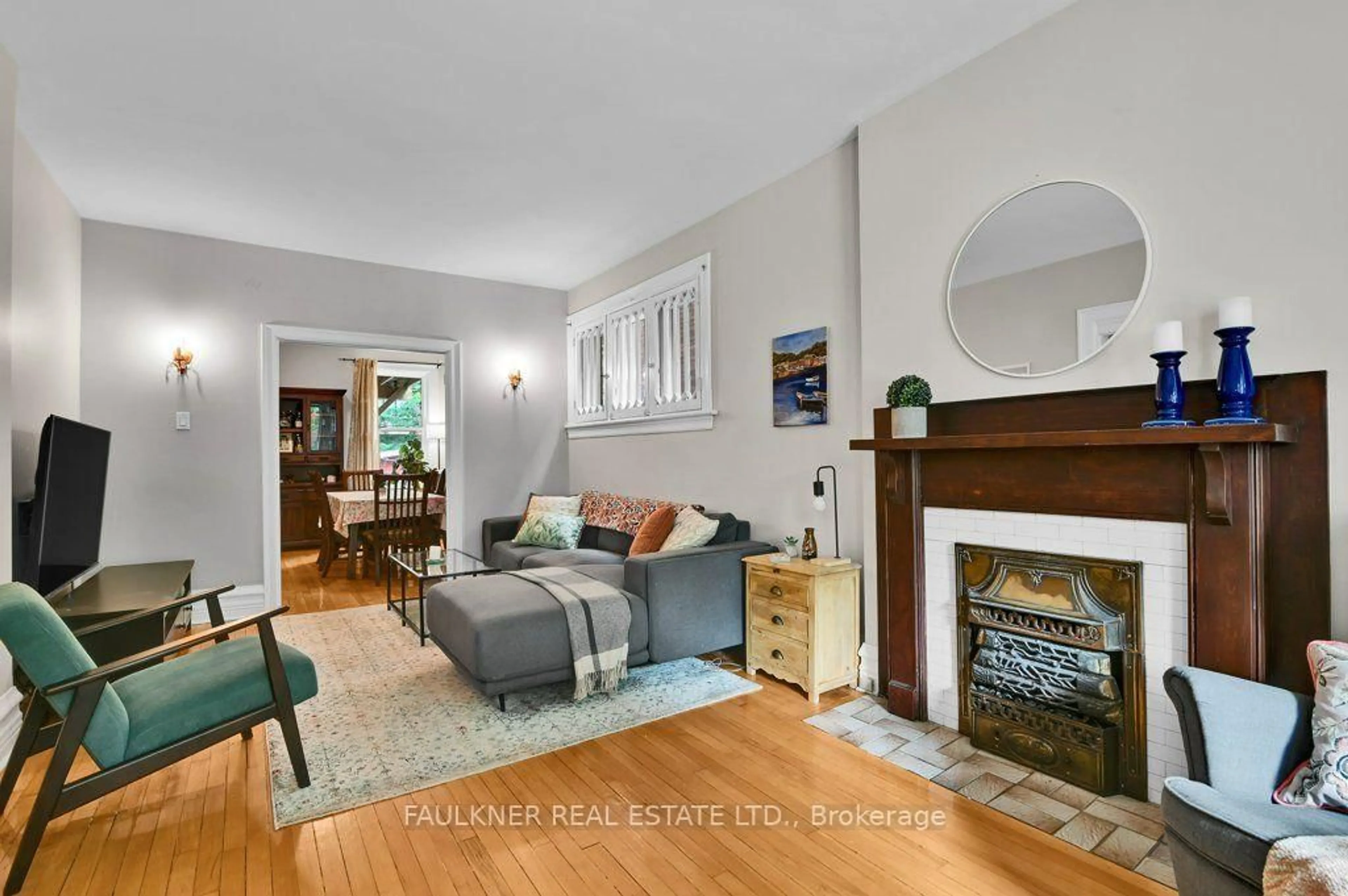 Living room with furniture, unknown for 129 Fourth Ave, Ottawa Ontario K1S 2L3