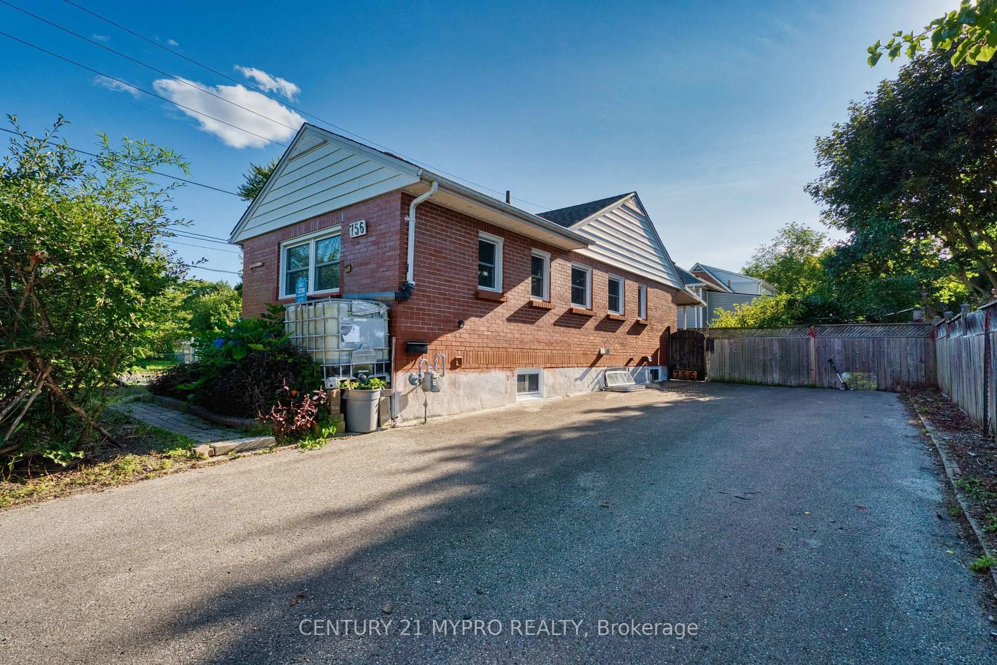 A pic from outside/outdoor area/front of a property/back of a property/a pic from drone, street for 756 Cheapside St, London East Ontario N5Y 3Y7