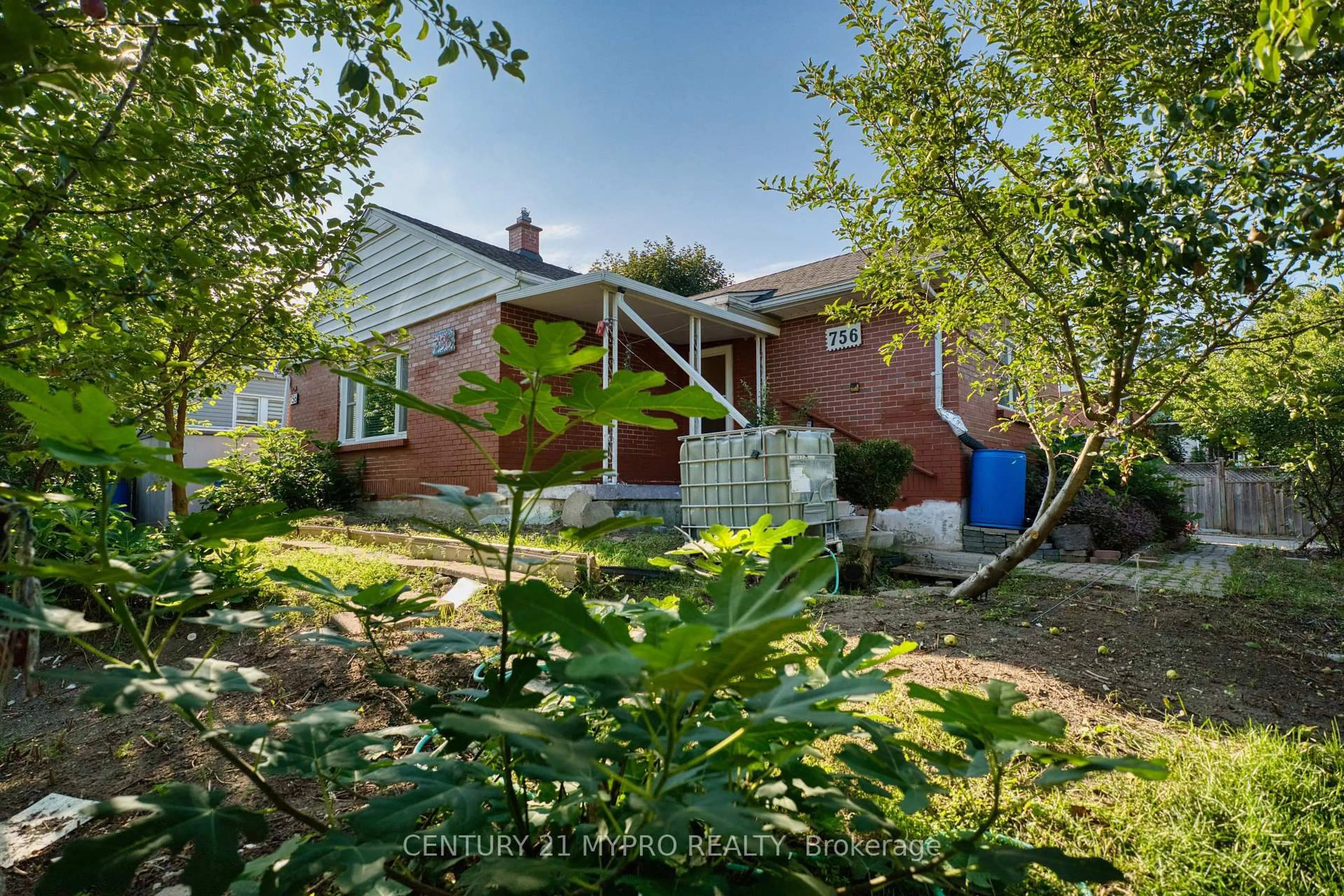 A pic from outside/outdoor area/front of a property/back of a property/a pic from drone, street for 756 Cheapside St, London East Ontario N5Y 3Y7