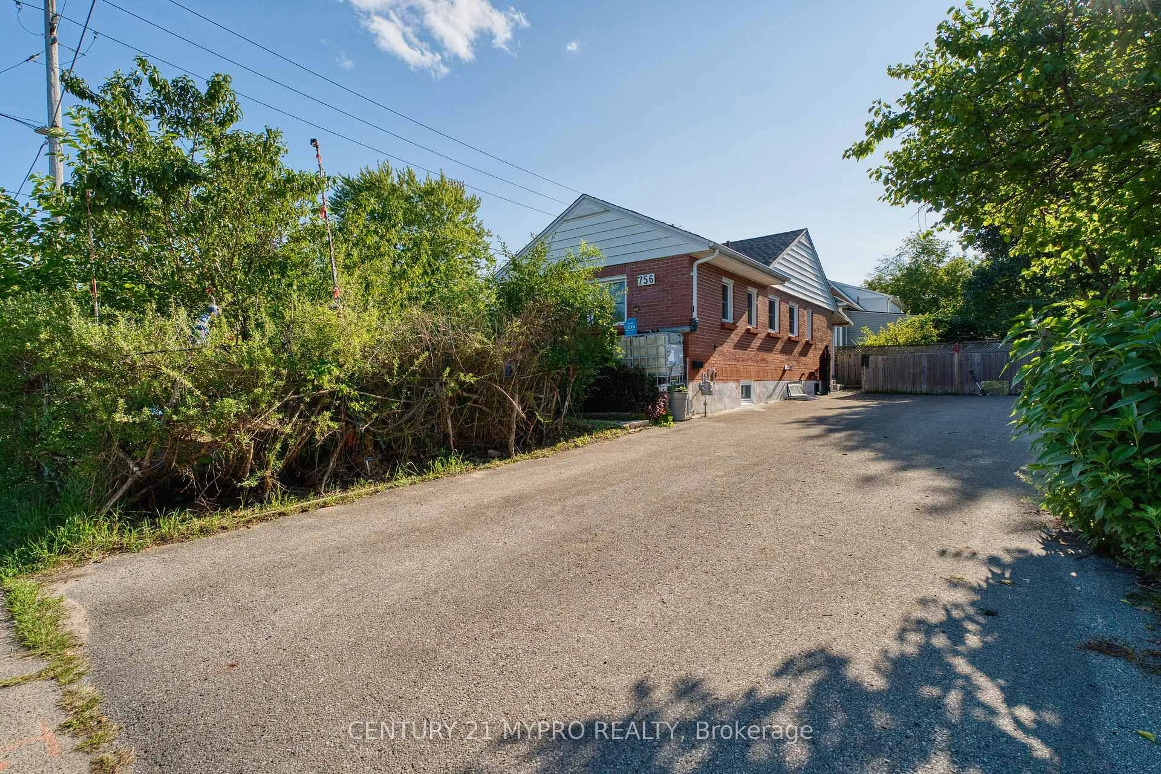 A pic from outside/outdoor area/front of a property/back of a property/a pic from drone, street for 756 Cheapside St, London East Ontario N5Y 3Y7