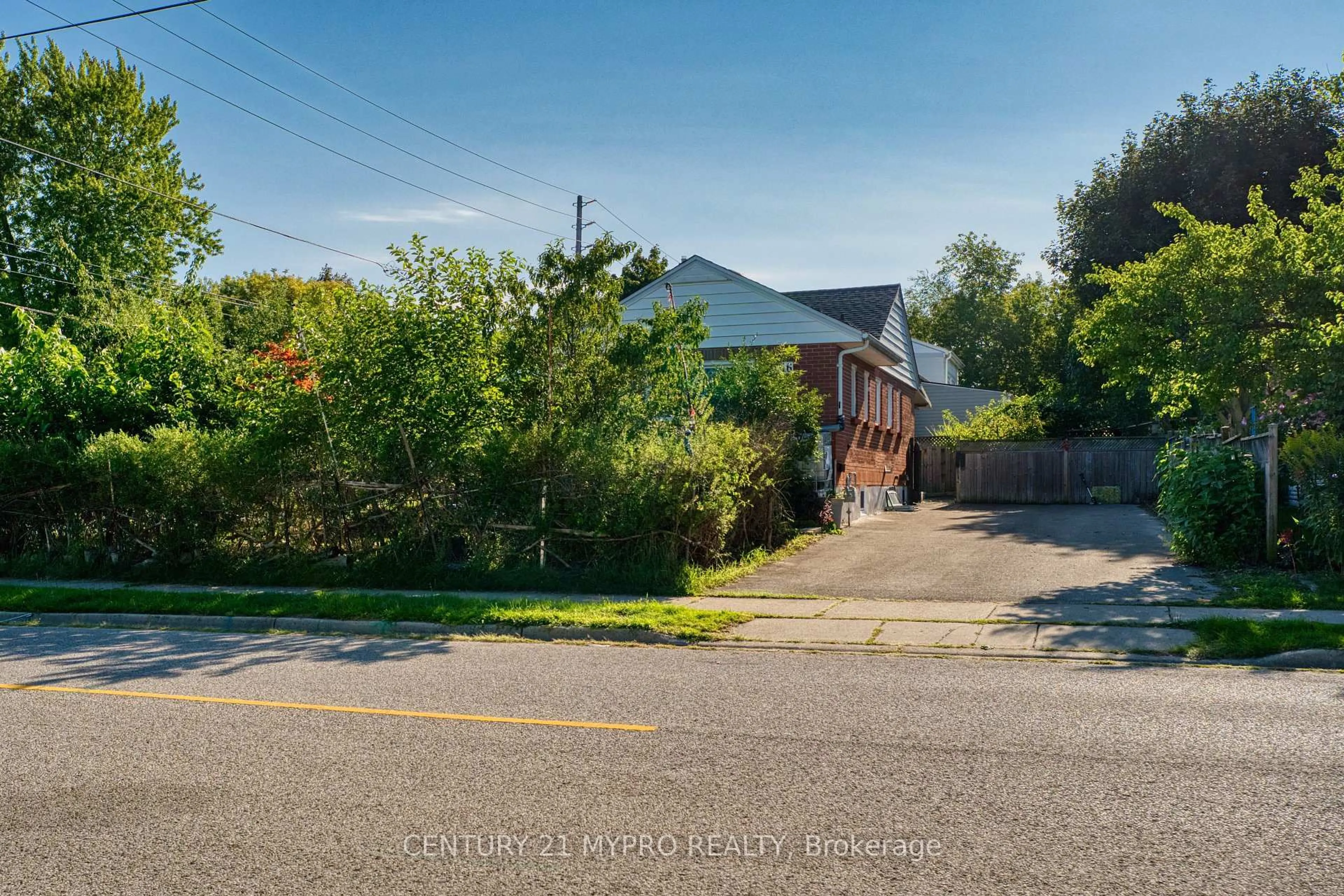 A pic from outside/outdoor area/front of a property/back of a property/a pic from drone, street for 756 Cheapside St, London East Ontario N5Y 3Y7
