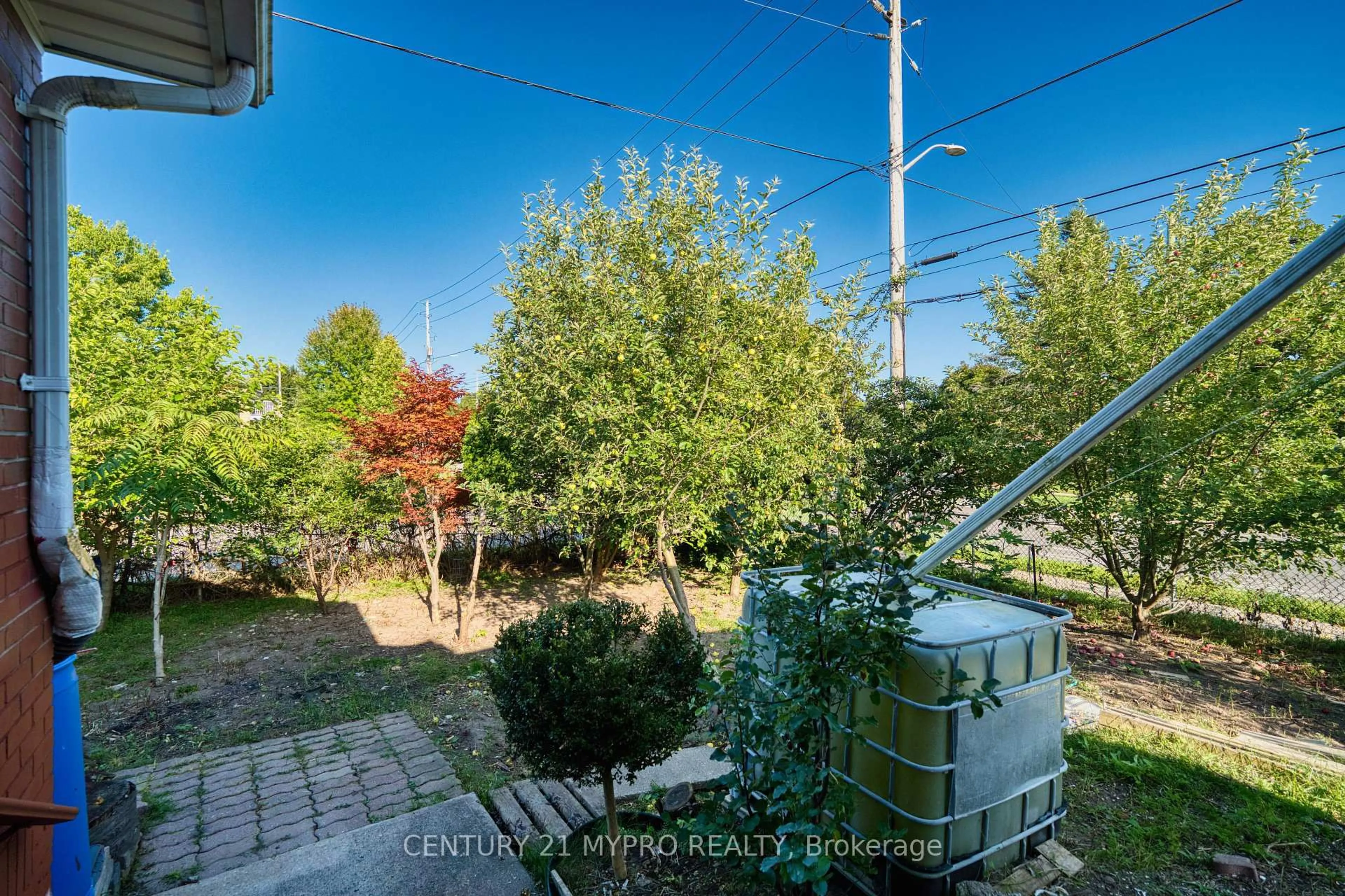 A pic from outside/outdoor area/front of a property/back of a property/a pic from drone, unknown for 756 Cheapside St, London East Ontario N5Y 3Y7