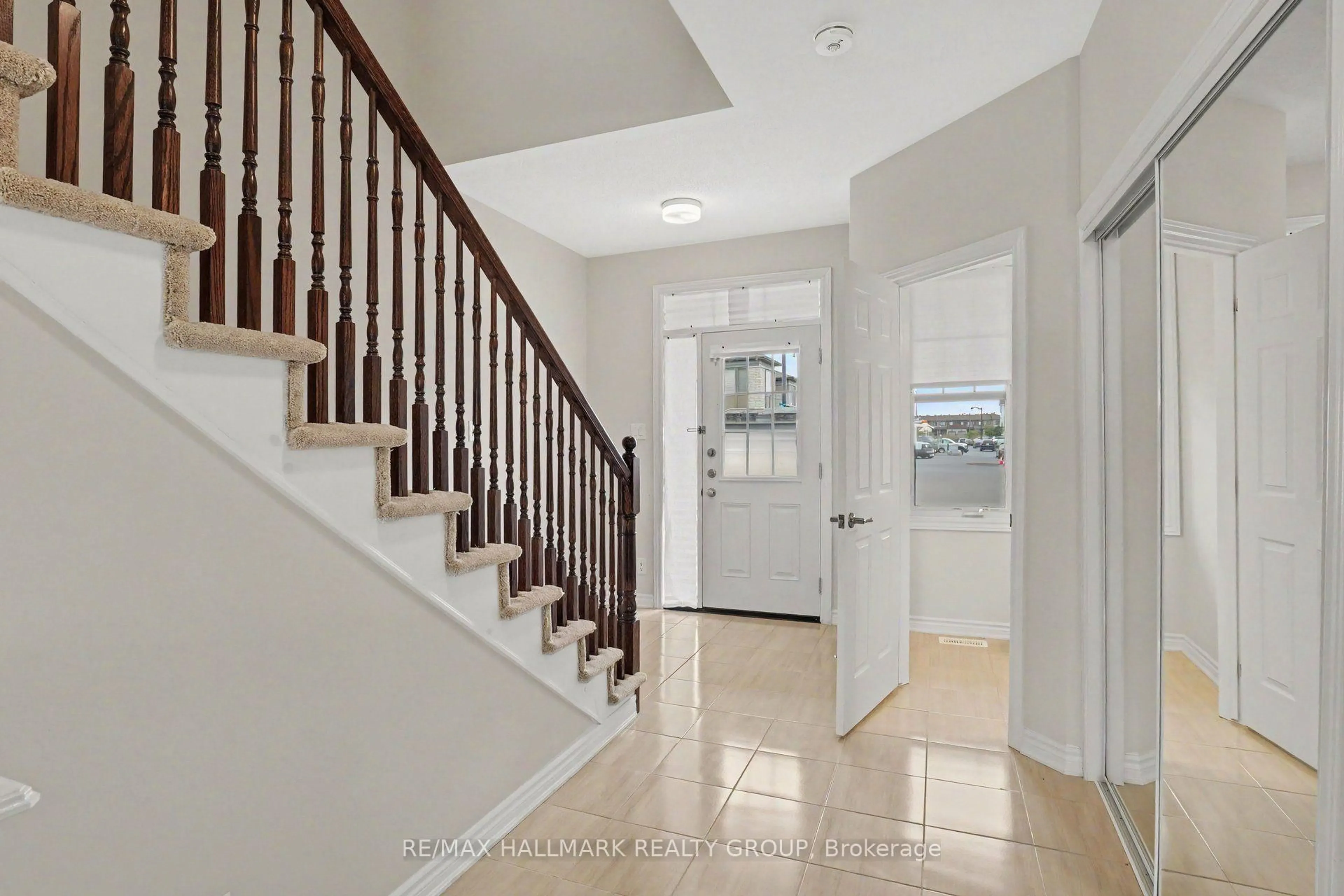 Indoor entryway for 240 Sweetvalley Dr, Orleans Ontario K4A 5J1