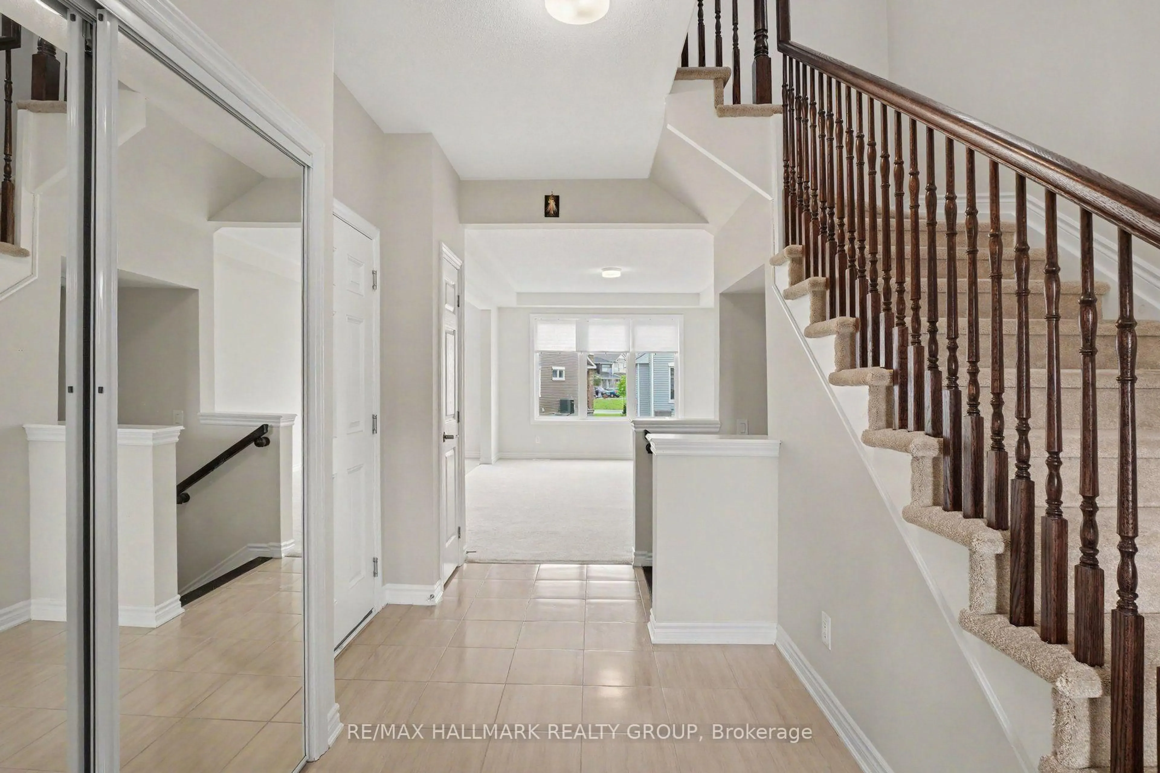 Indoor entryway for 240 Sweetvalley Dr, Orleans Ontario K4A 5J1