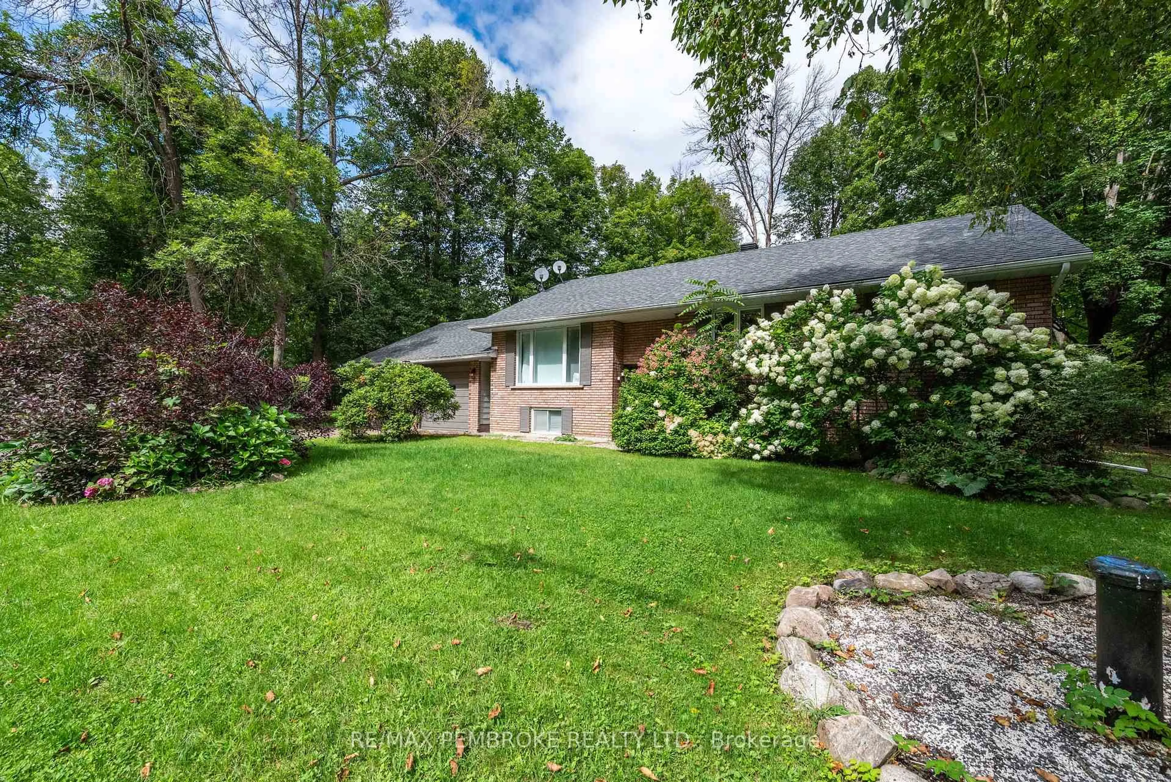 A pic from outside/outdoor area/front of a property/back of a property/a pic from drone, unknown for 1486 Wilson Rd, Pembroke Ontario K8A 6W4