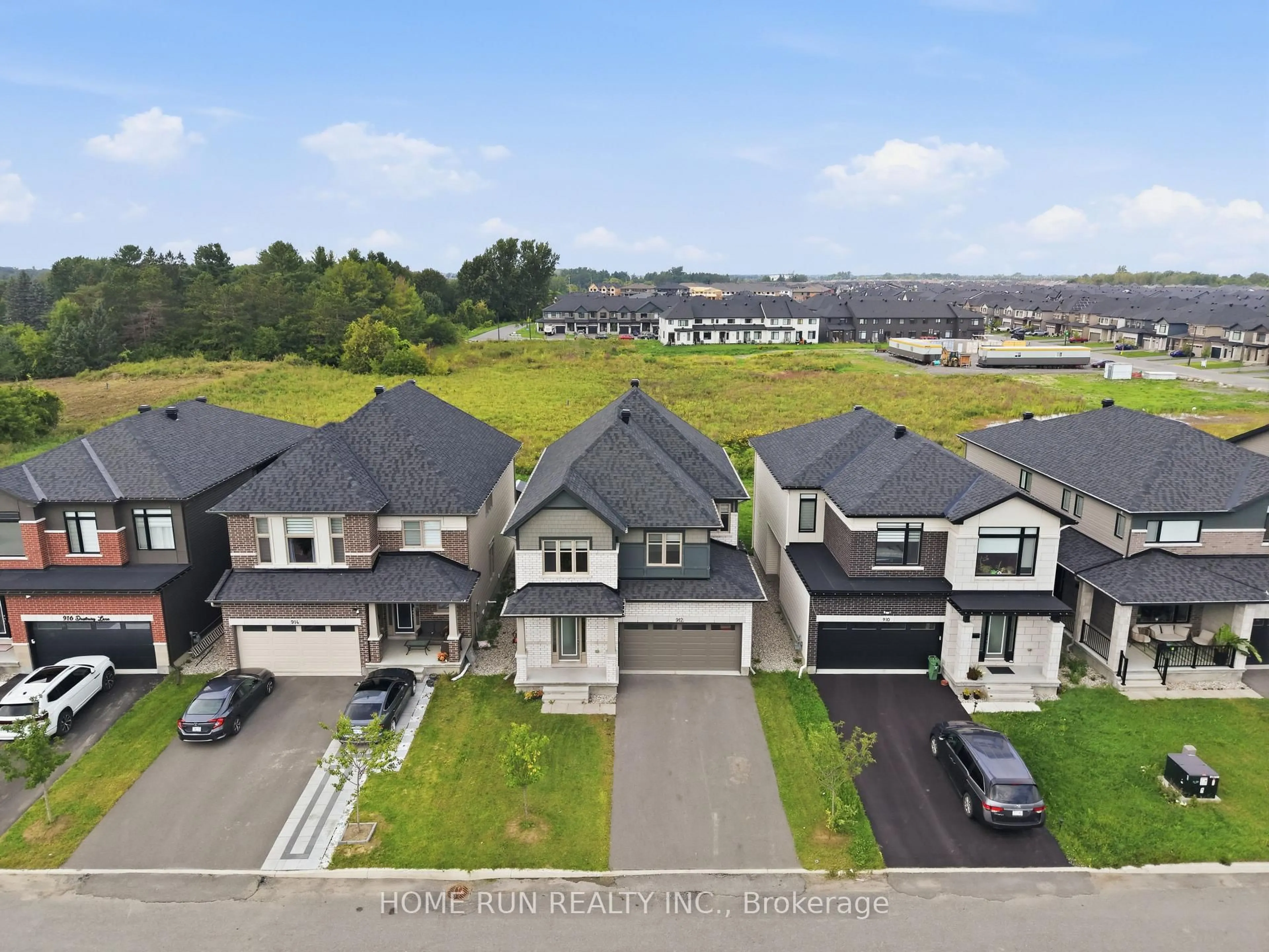 A pic from outside/outdoor area/front of a property/back of a property/a pic from drone, street for 912 Duxbury Lane, Ottawa Ontario K4M 0M2