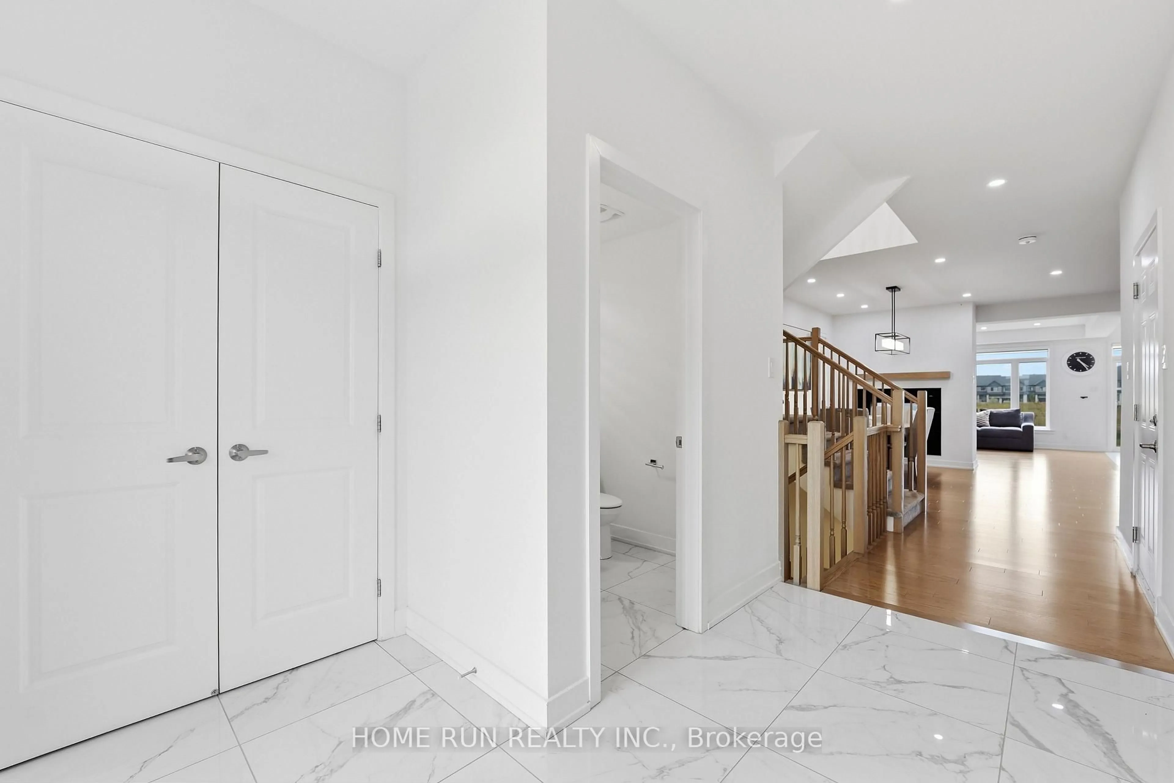 Indoor foyer for 912 Duxbury Lane, Ottawa Ontario K4M 0M2