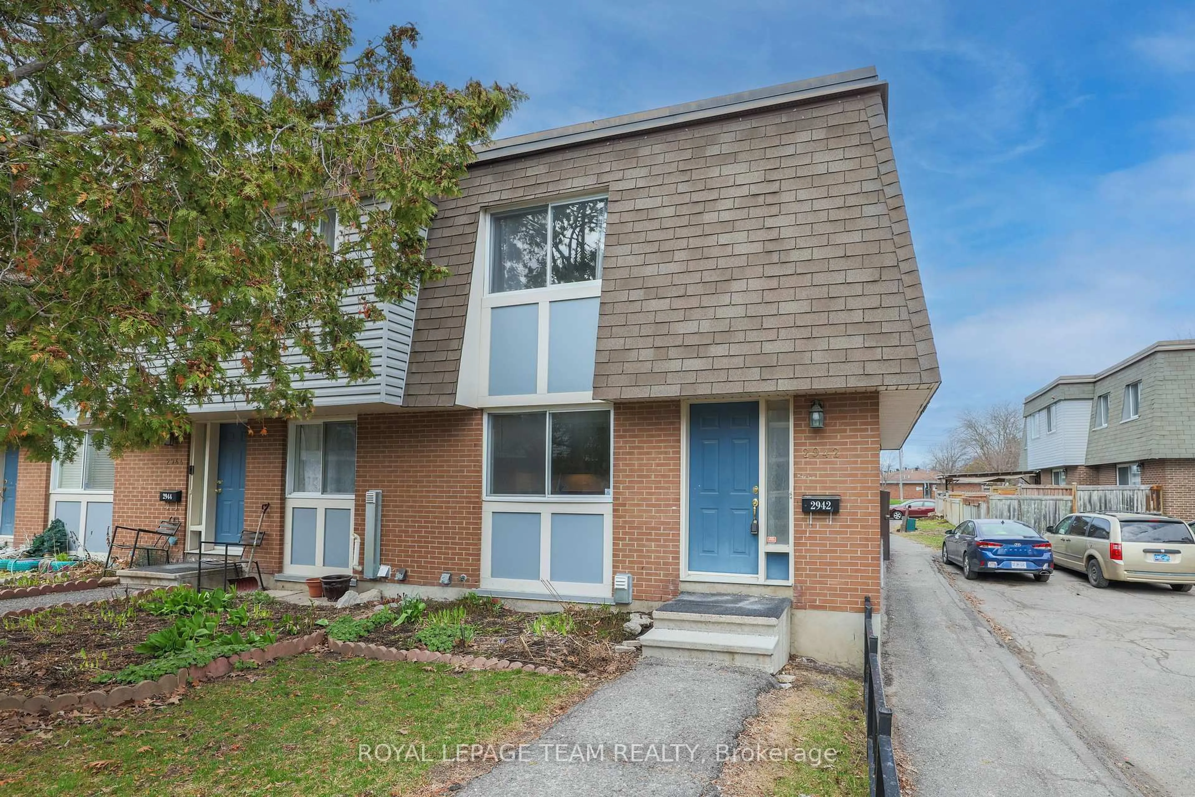 Home with brick exterior material, street for 2942 Fairlea Cres, Ottawa Ontario K1V 8T7