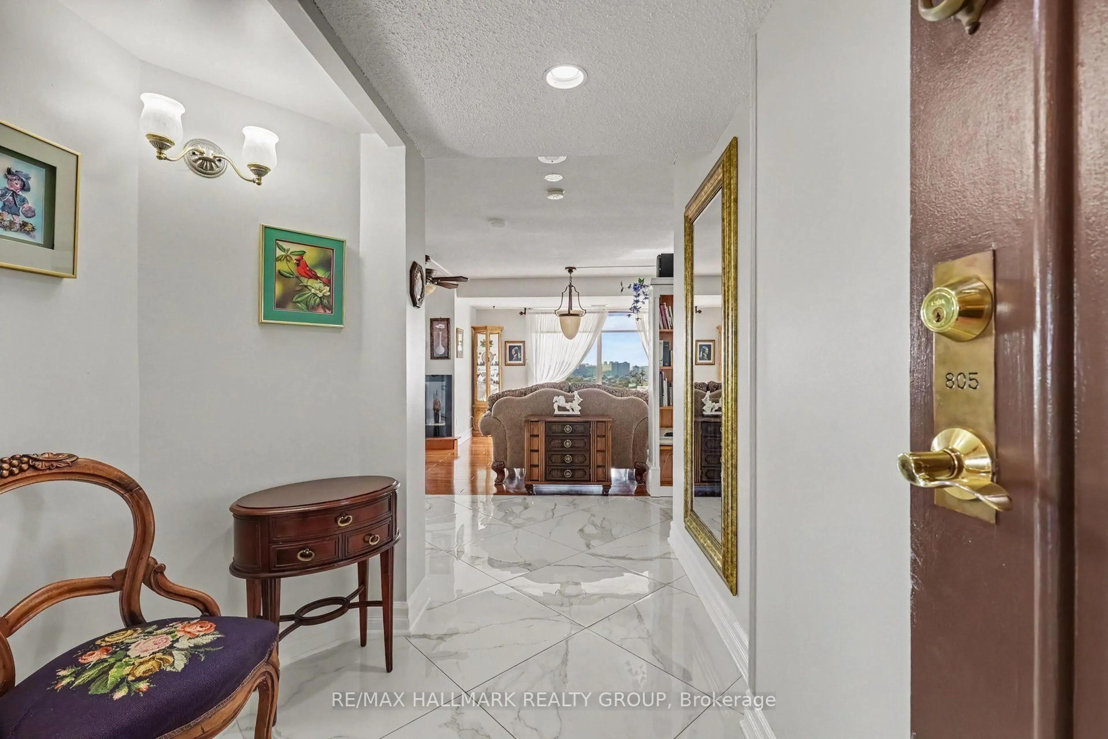 Indoor foyer for 545 St Laurent Blvd #805, Ottawa Ontario K1K 4H9