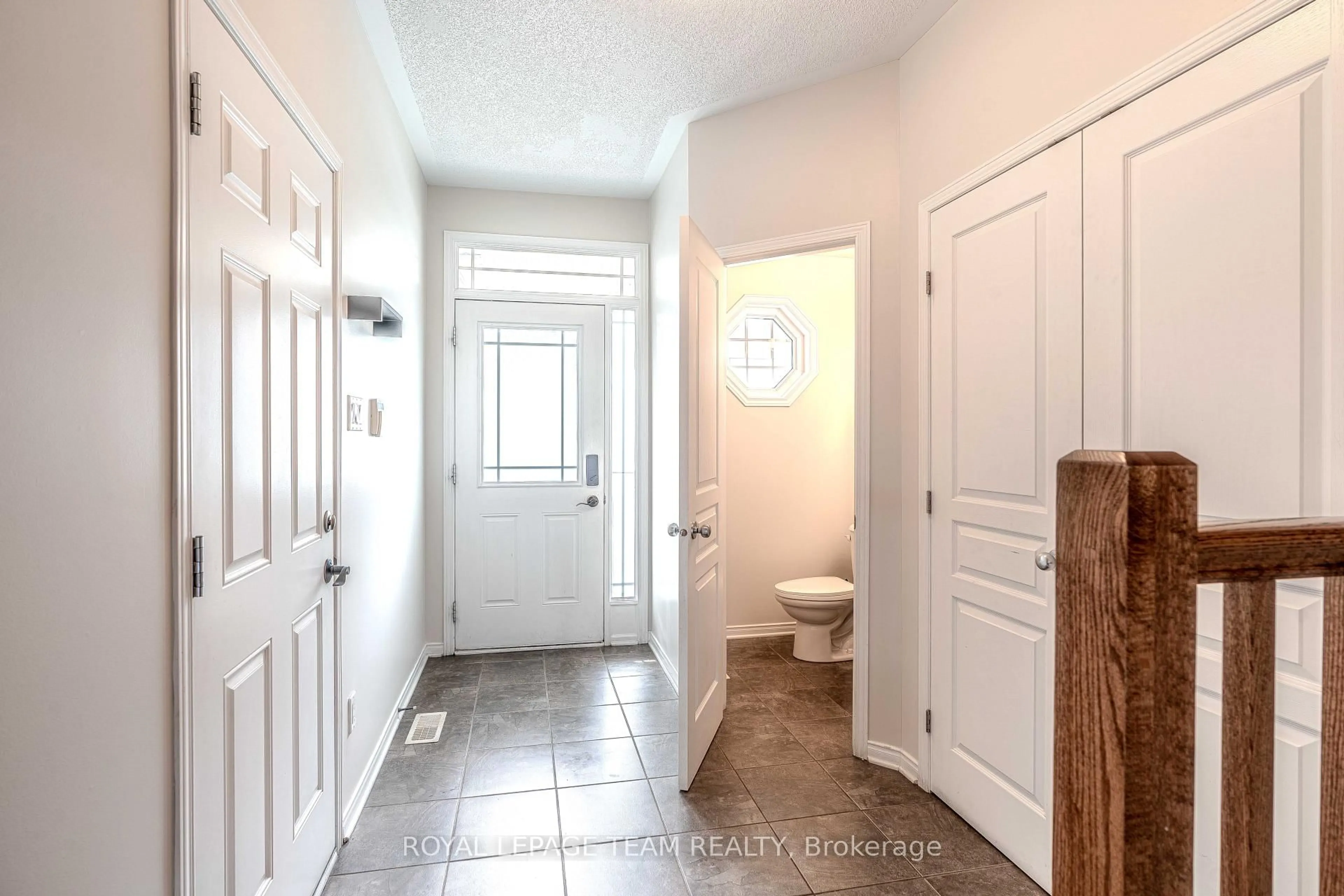 Indoor entryway for 506 Pepperville Cres, Ottawa Ontario K2M 0E3