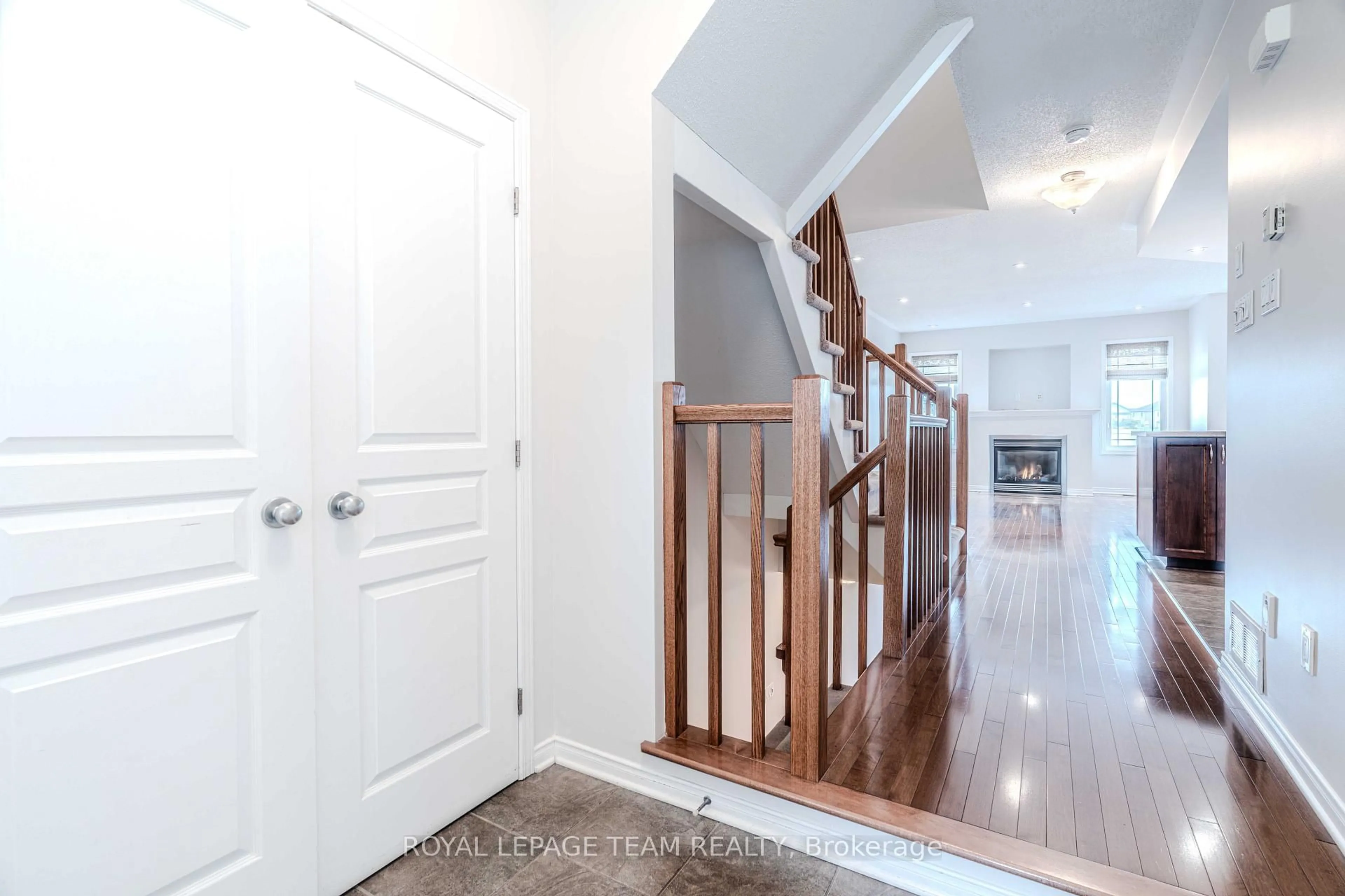 Indoor entryway for 506 Pepperville Cres, Ottawa Ontario K2M 0E3