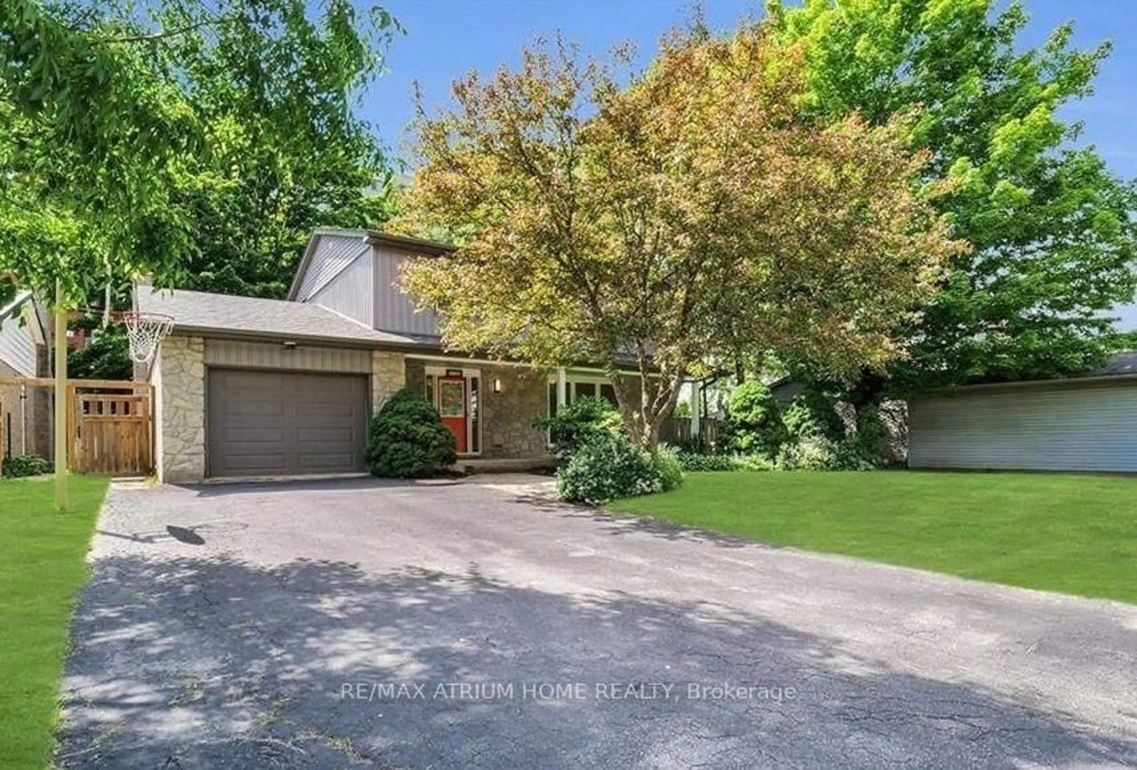 A pic from outside/outdoor area/front of a property/back of a property/a pic from drone, street for 40 Stuyvesant Pl, London South Ontario N6J 3S9
