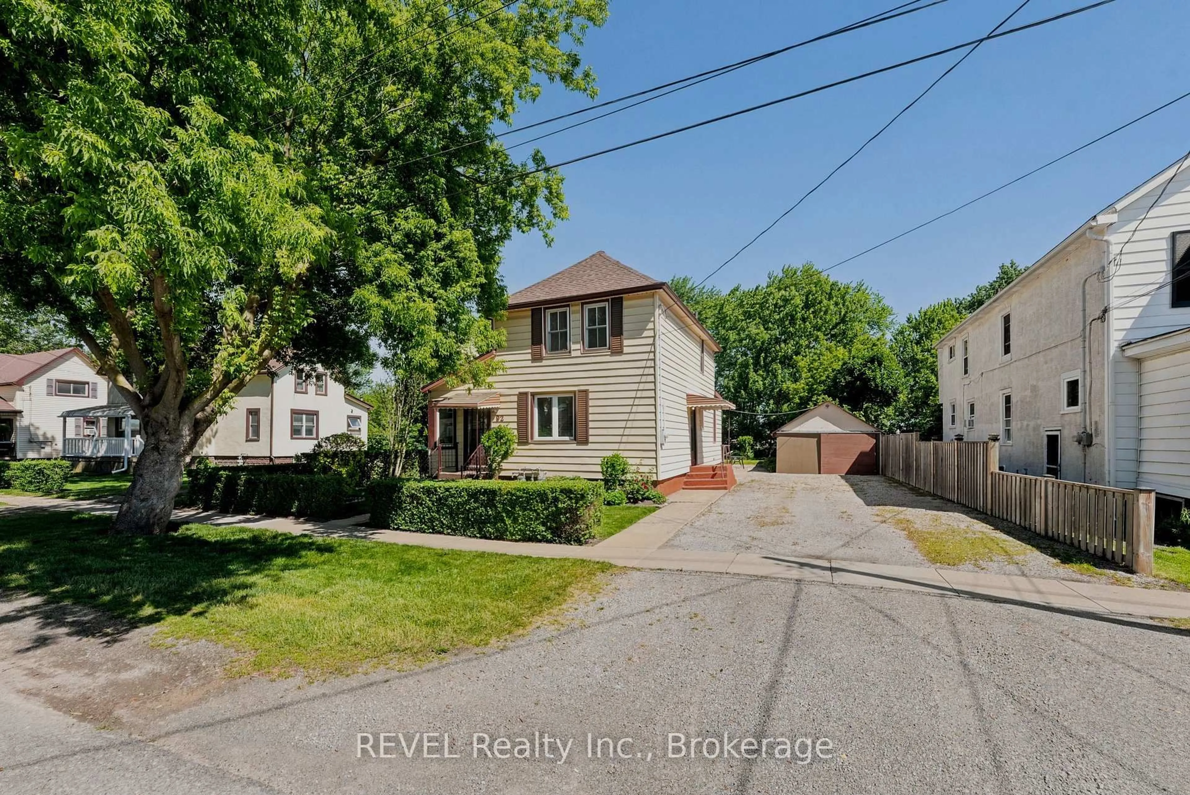 A pic from outside/outdoor area/front of a property/back of a property/a pic from drone, street for 92 Saint Arnaud St, Port Colborne Ontario L3K 1M1