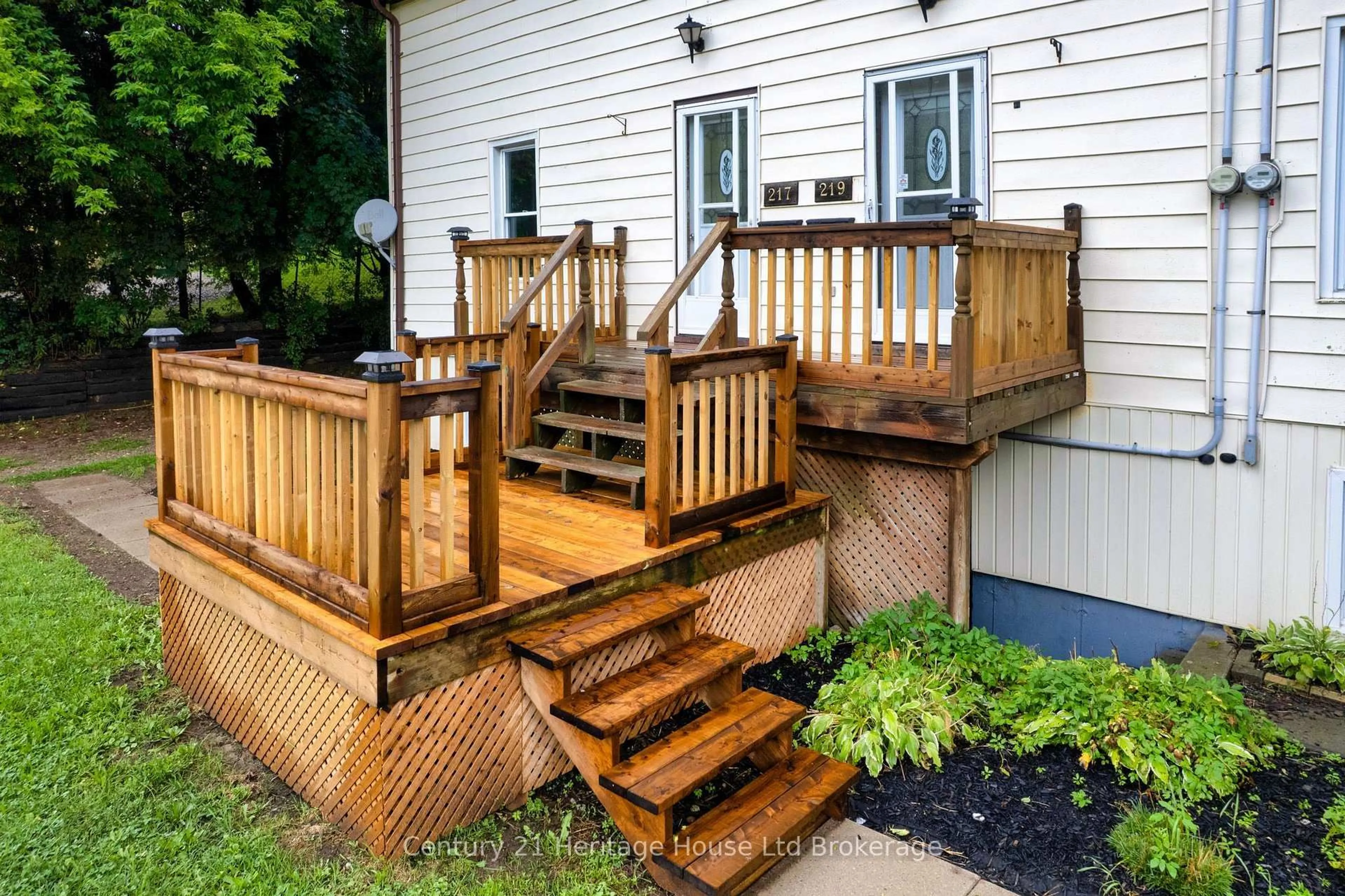 Patio, street for 217-219 Merritt St, Ingersoll Ontario N5C 3A4