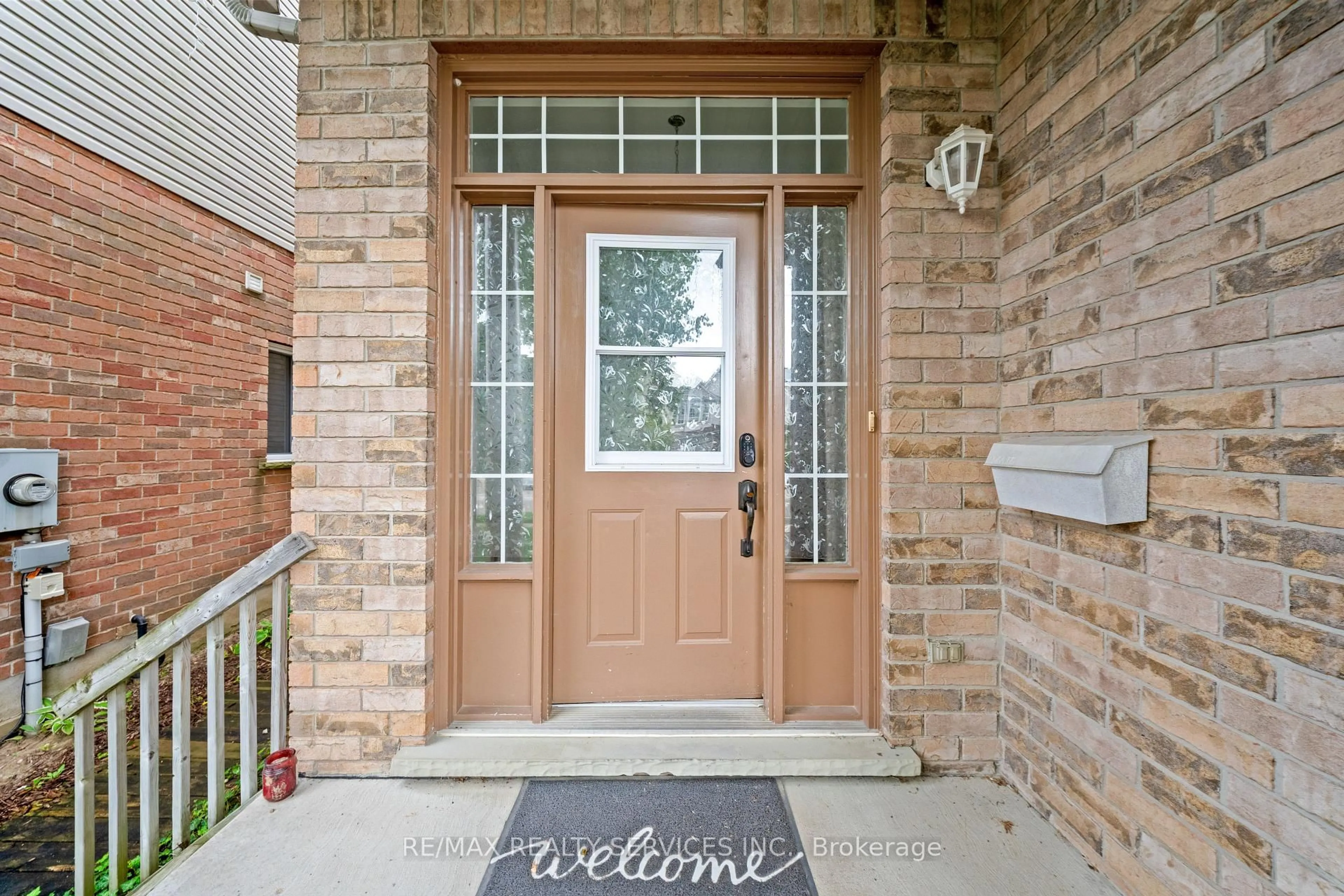 Indoor entryway for 495 Brigantine Dr, Waterloo Ontario N2K 4B7