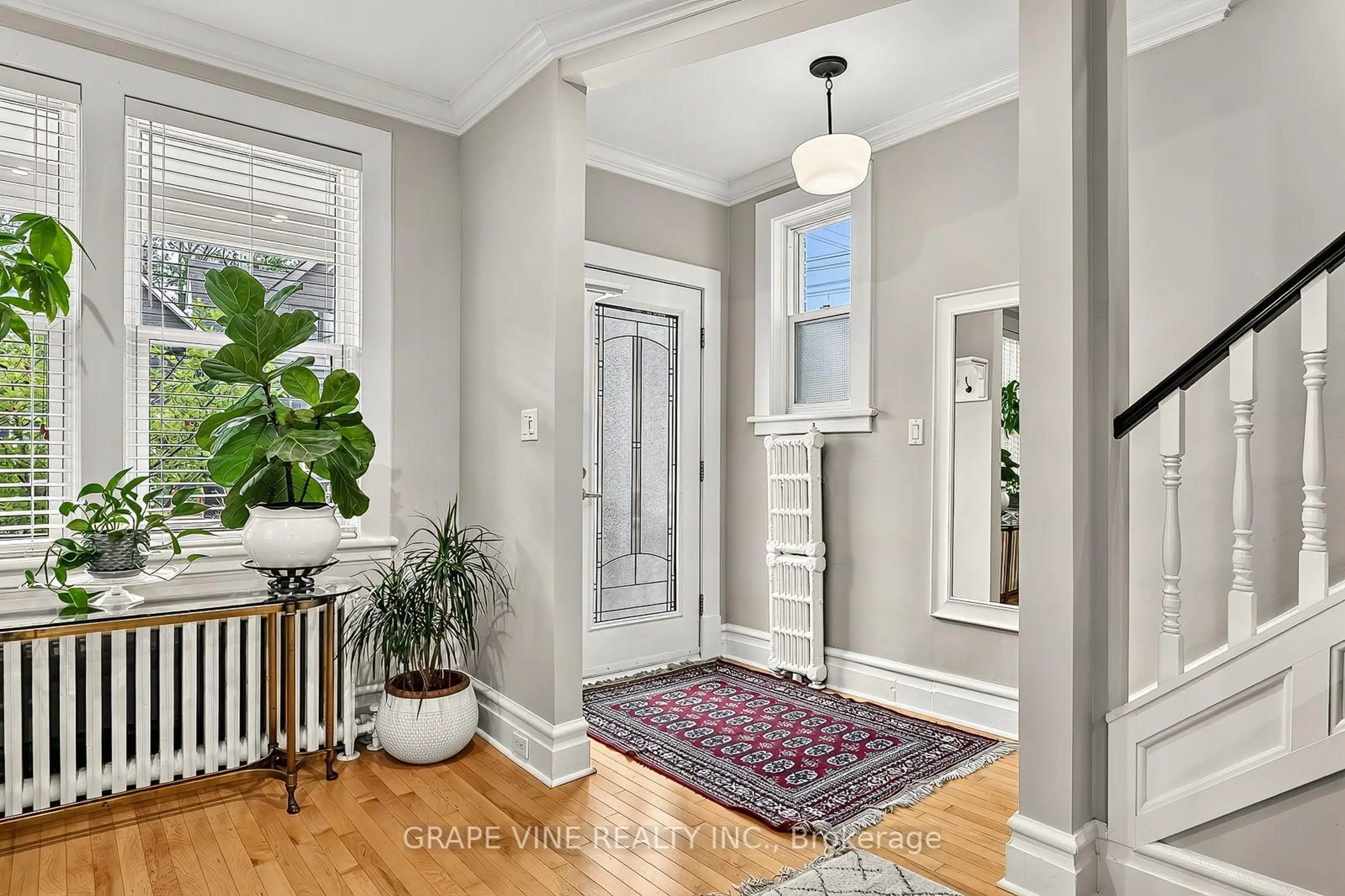 Indoor entryway for 119 Frank St, Ottawa Ontario K2P 0X3