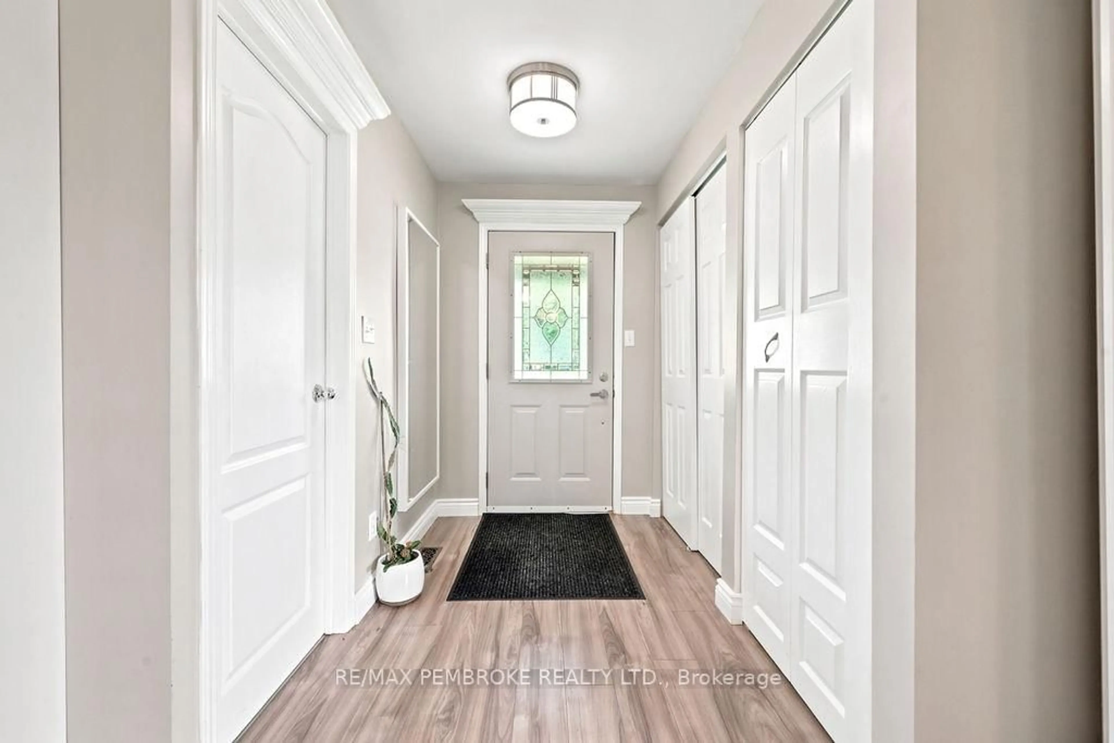 Indoor entryway for 143 Schwanz Rd, Petawawa Ontario K8H 1Y6