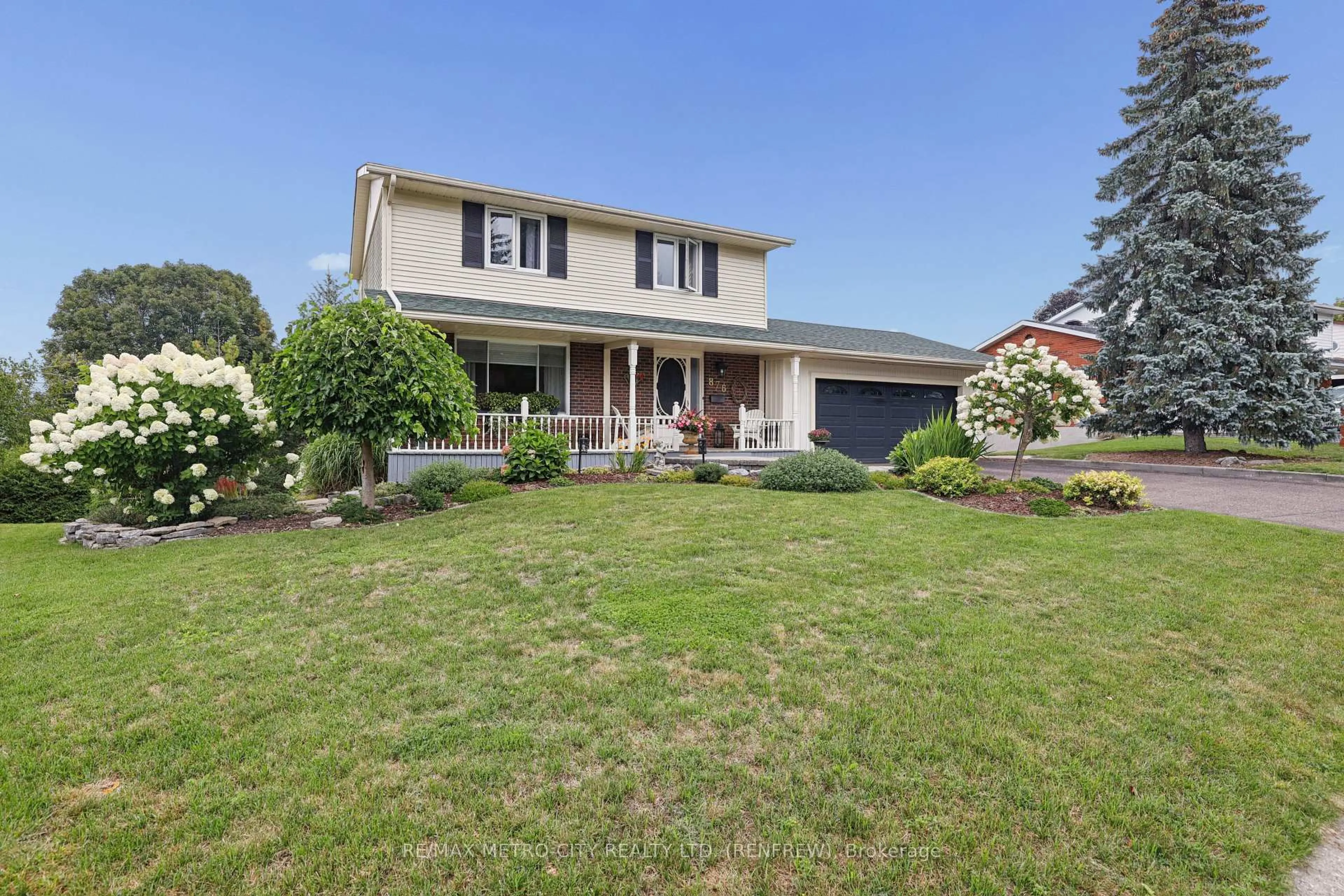 Home with vinyl exterior material, street for 876 Hillsview St, Renfrew Ontario K7V 4H8