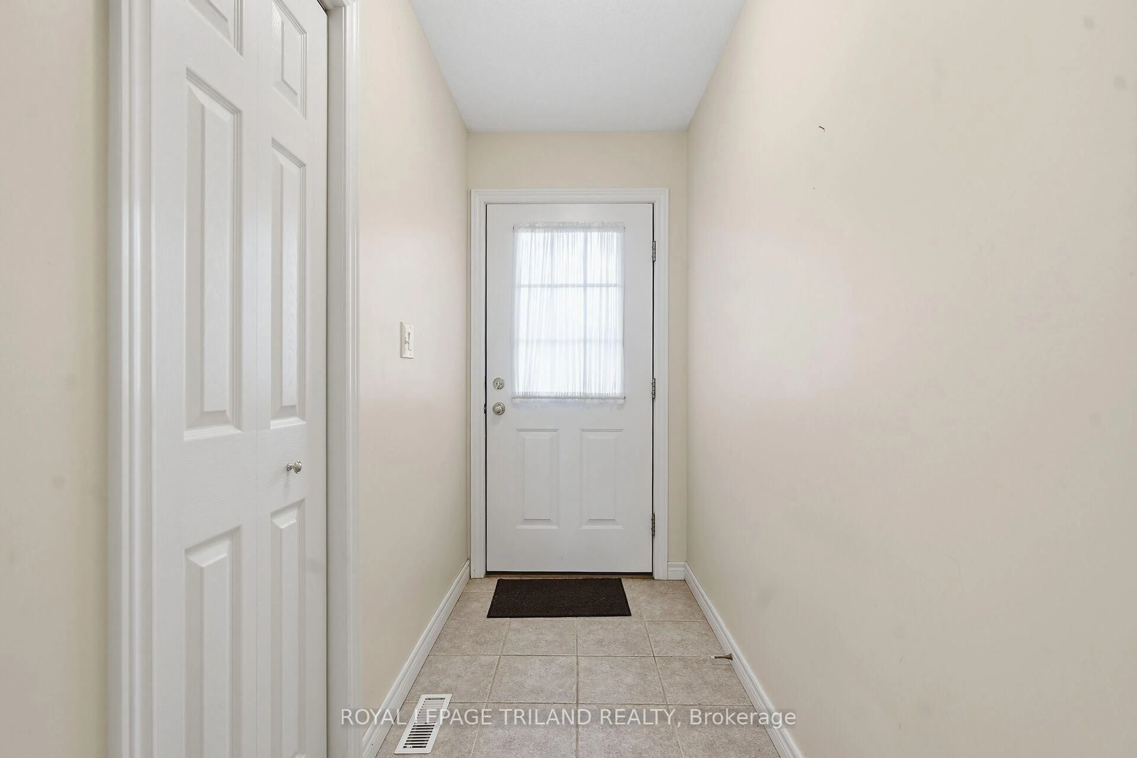 Indoor entryway for 20 Windemere Pl #10, St. Thomas Ontario N5R 6H6
