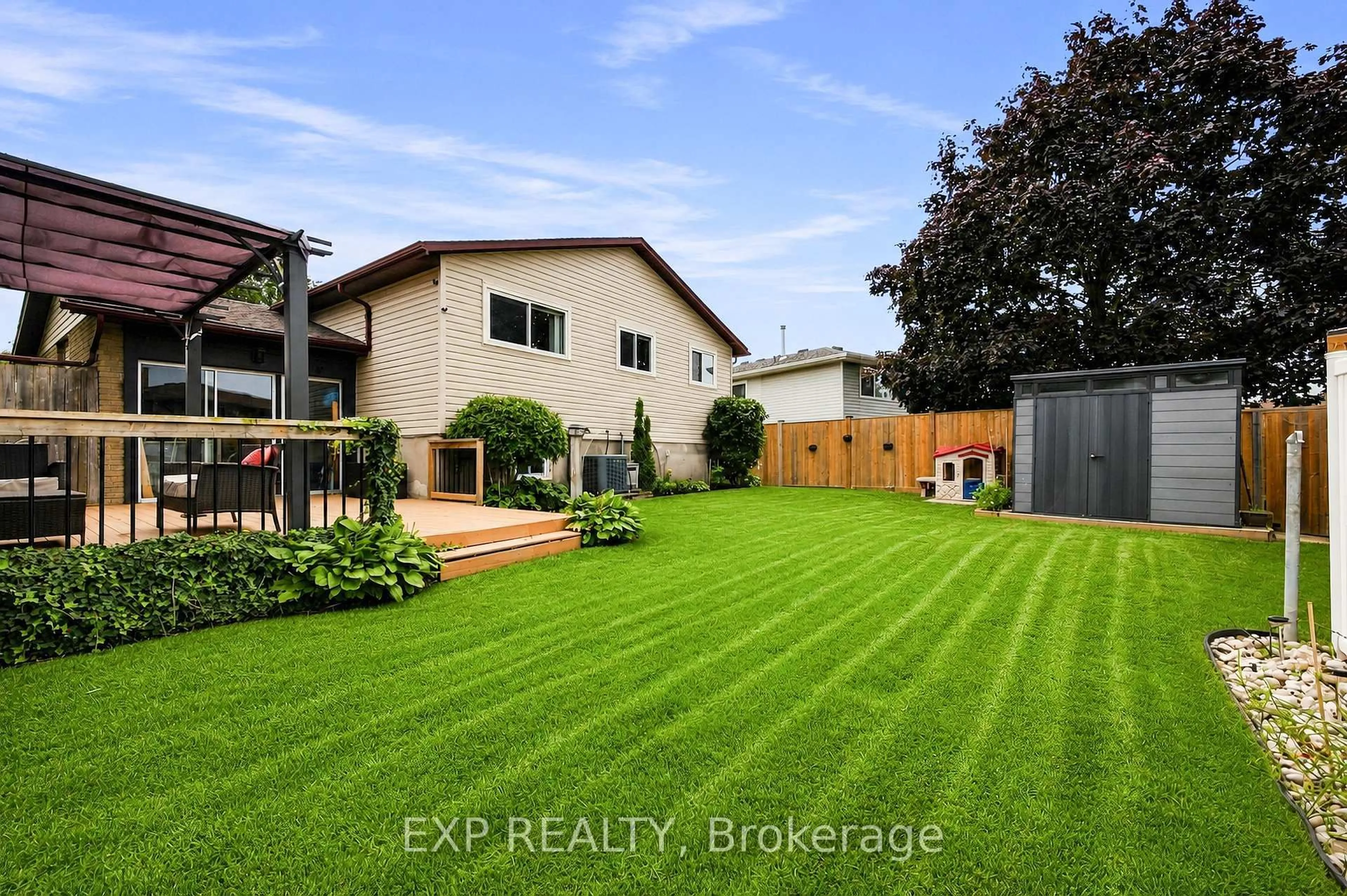 A pic from outside/outdoor area/front of a property/back of a property/a pic from drone, building for 72 Acadia Dr, Welland Ontario L3C 6L6