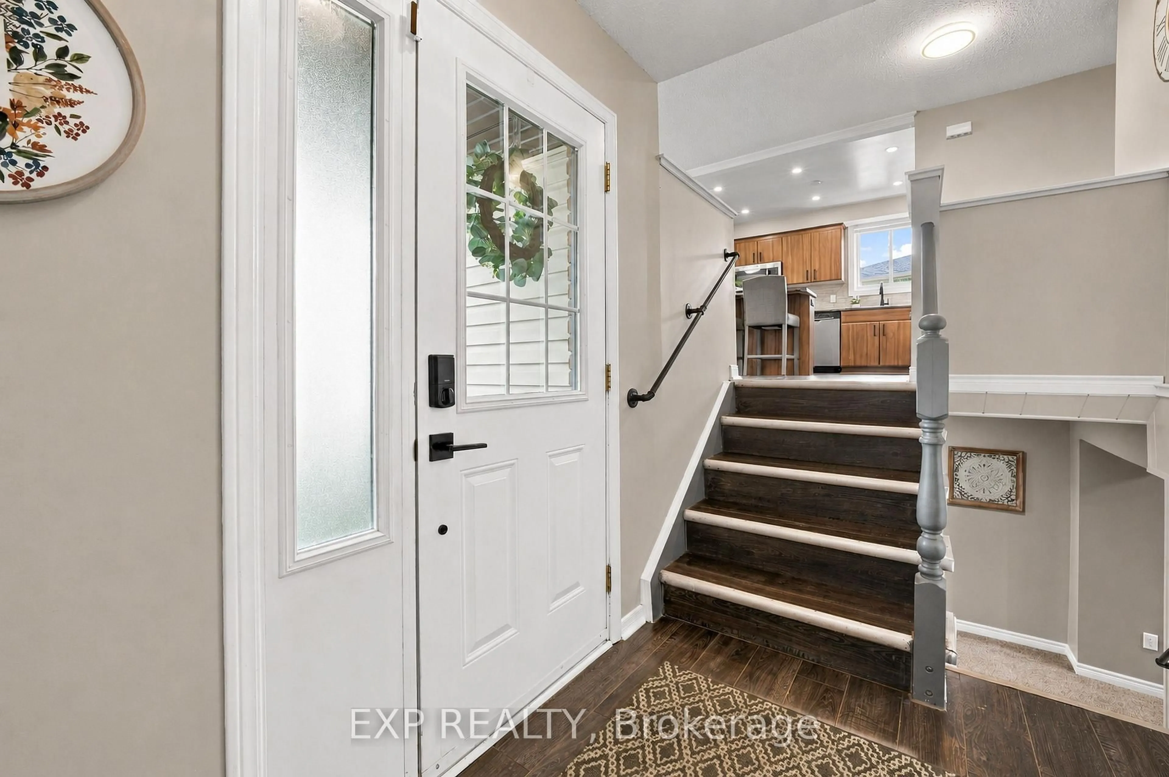 Indoor entryway for 72 Acadia Dr, Welland Ontario L3C 6L6