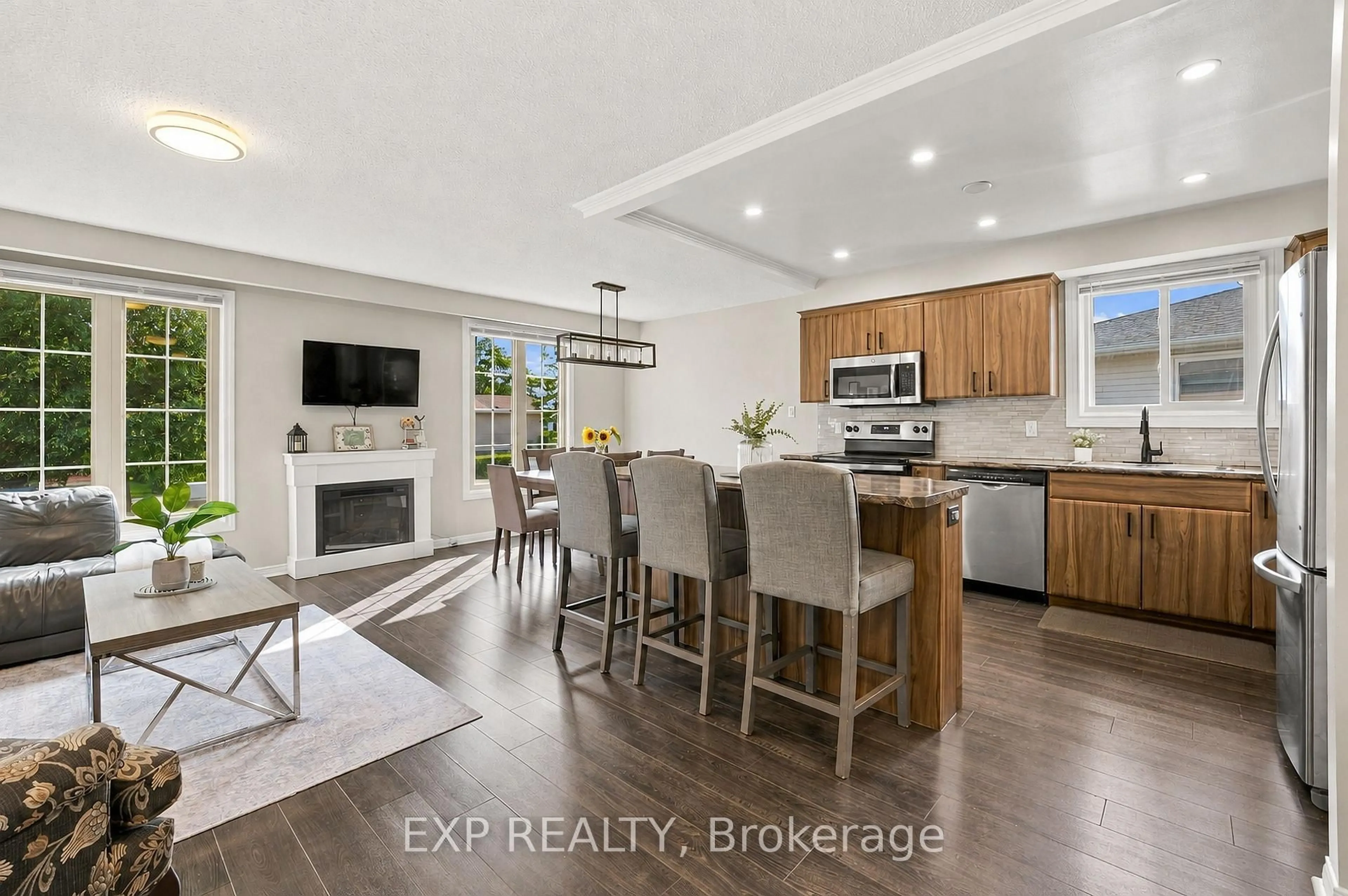 Open concept kitchen, ceramic/tile floor for 72 Acadia Dr, Welland Ontario L3C 6L6