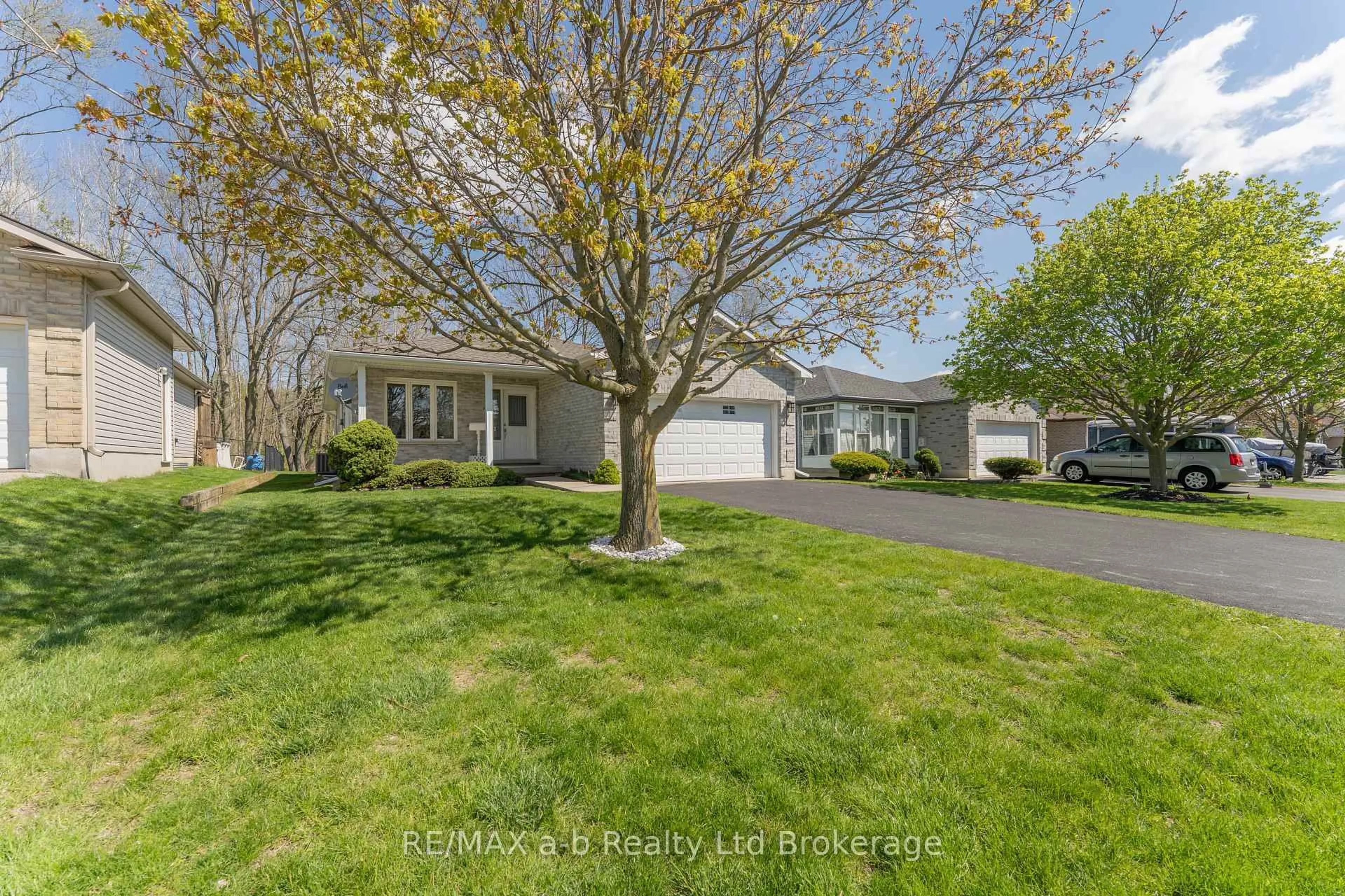 A pic from outside/outdoor area/front of a property/back of a property/a pic from drone, street for 44 Beech Blvd, Tillsonburg Ontario N4G 5R8