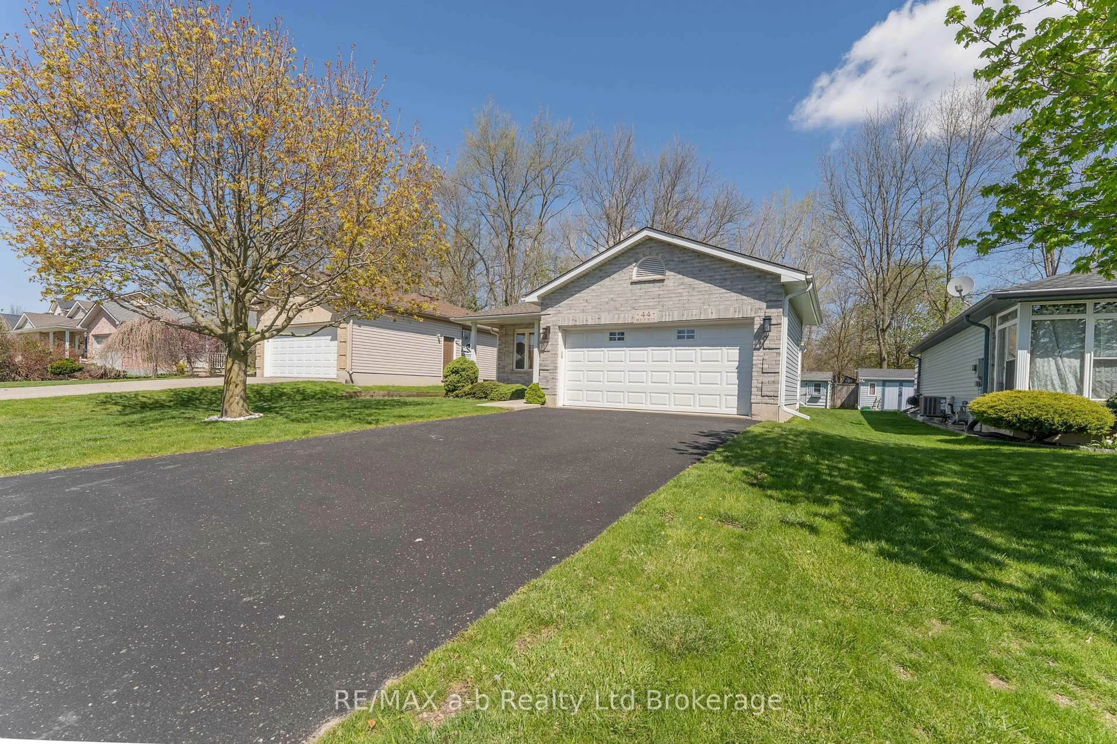 A pic from outside/outdoor area/front of a property/back of a property/a pic from drone, street for 44 Beech Blvd, Tillsonburg Ontario N4G 5R8