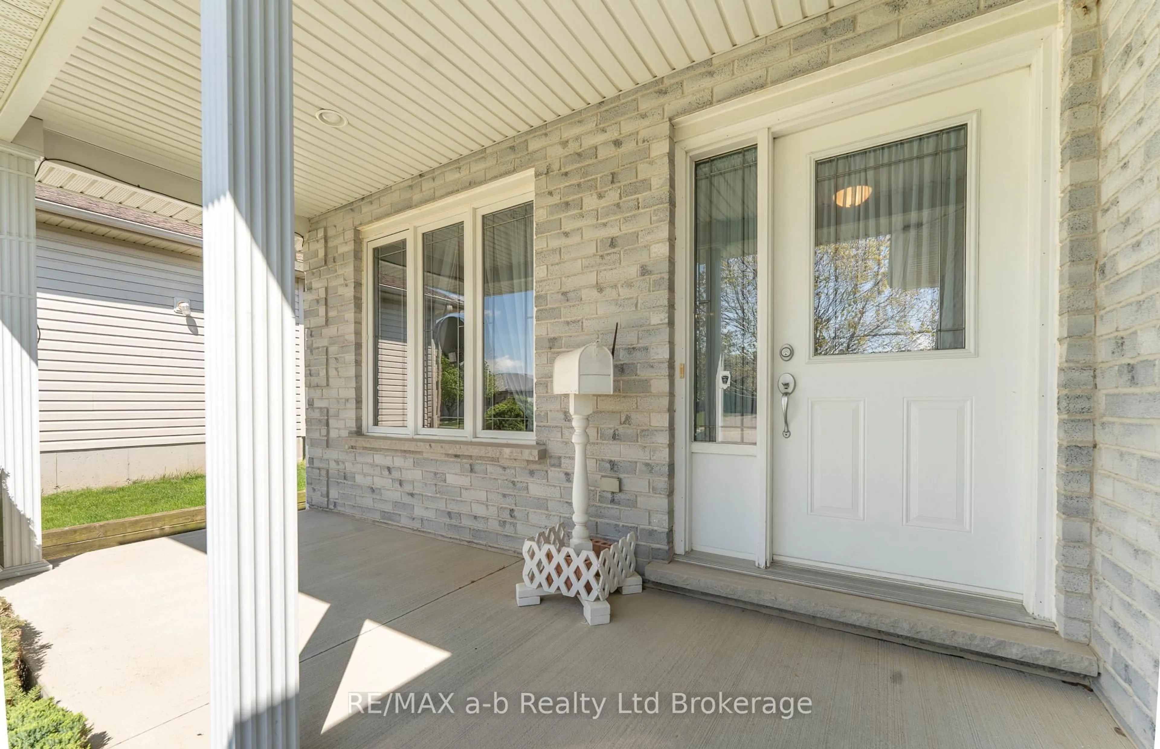 Indoor entryway for 44 Beech Blvd, Tillsonburg Ontario N4G 5R8