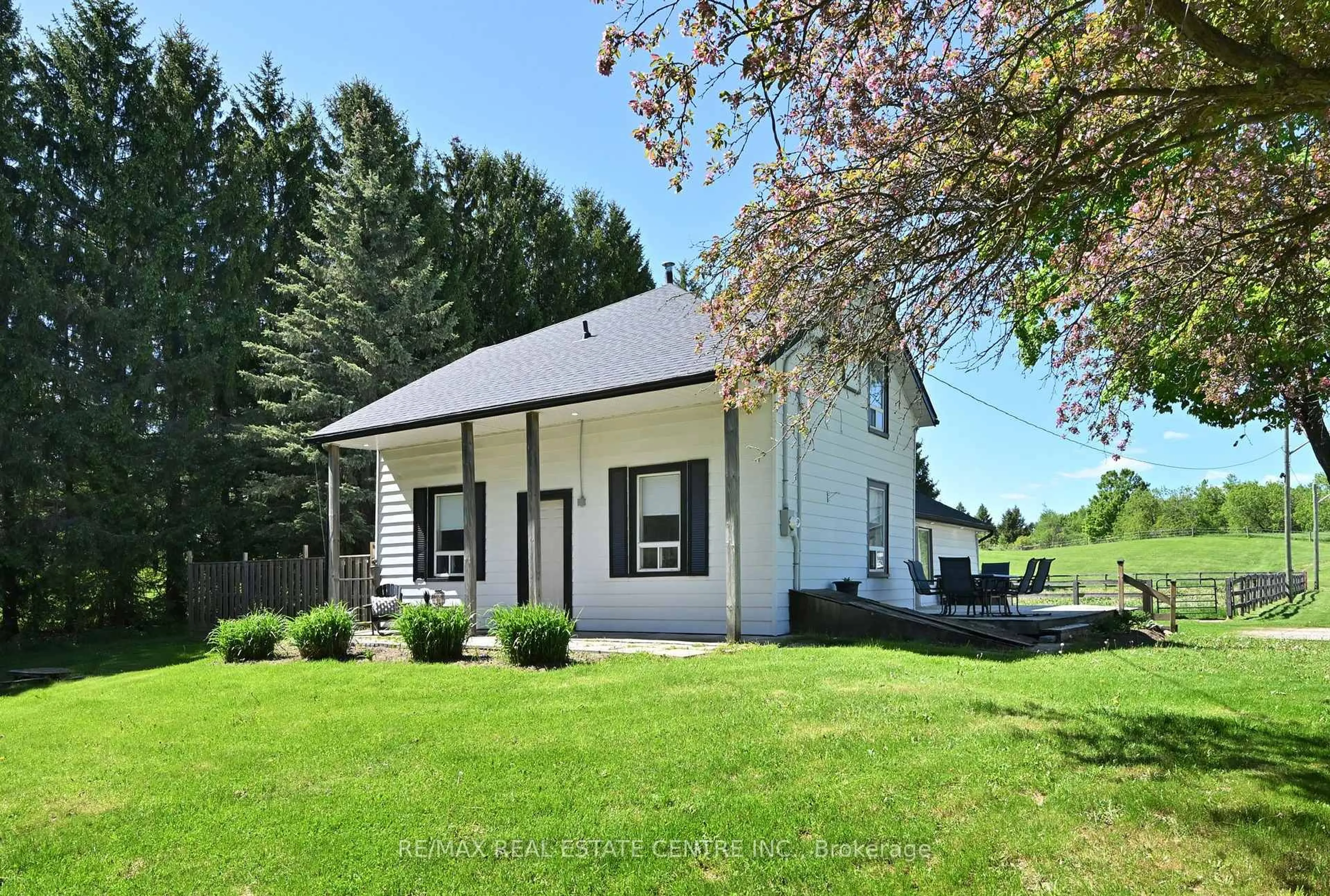 Home with vinyl exterior material, unknown for 347157 Mono Centre Rd, Mono Ontario L9W 5T6