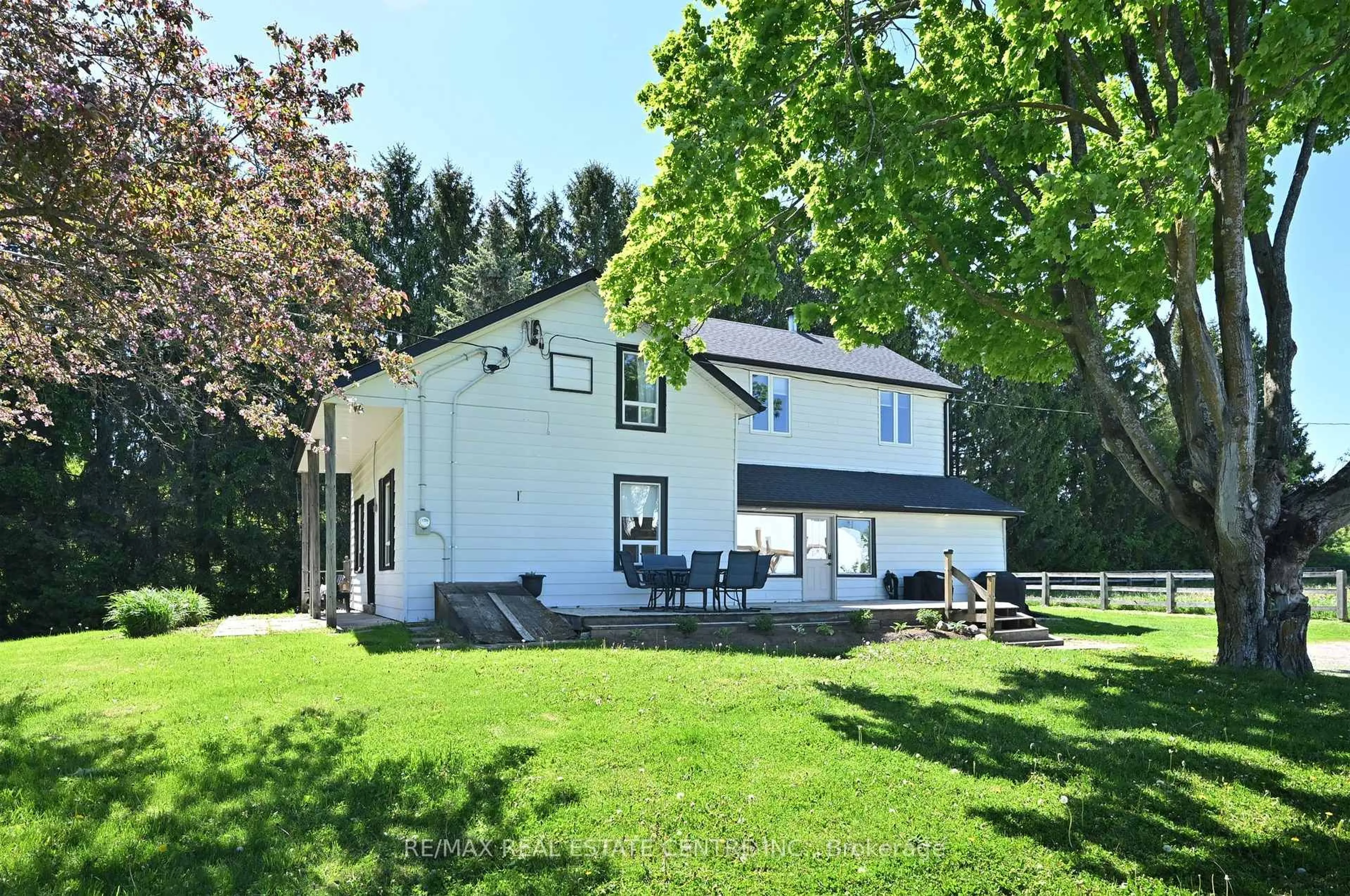 A pic from outside/outdoor area/front of a property/back of a property/a pic from drone, unknown for 347157 Mono Centre Rd, Mono Ontario L9W 5T6