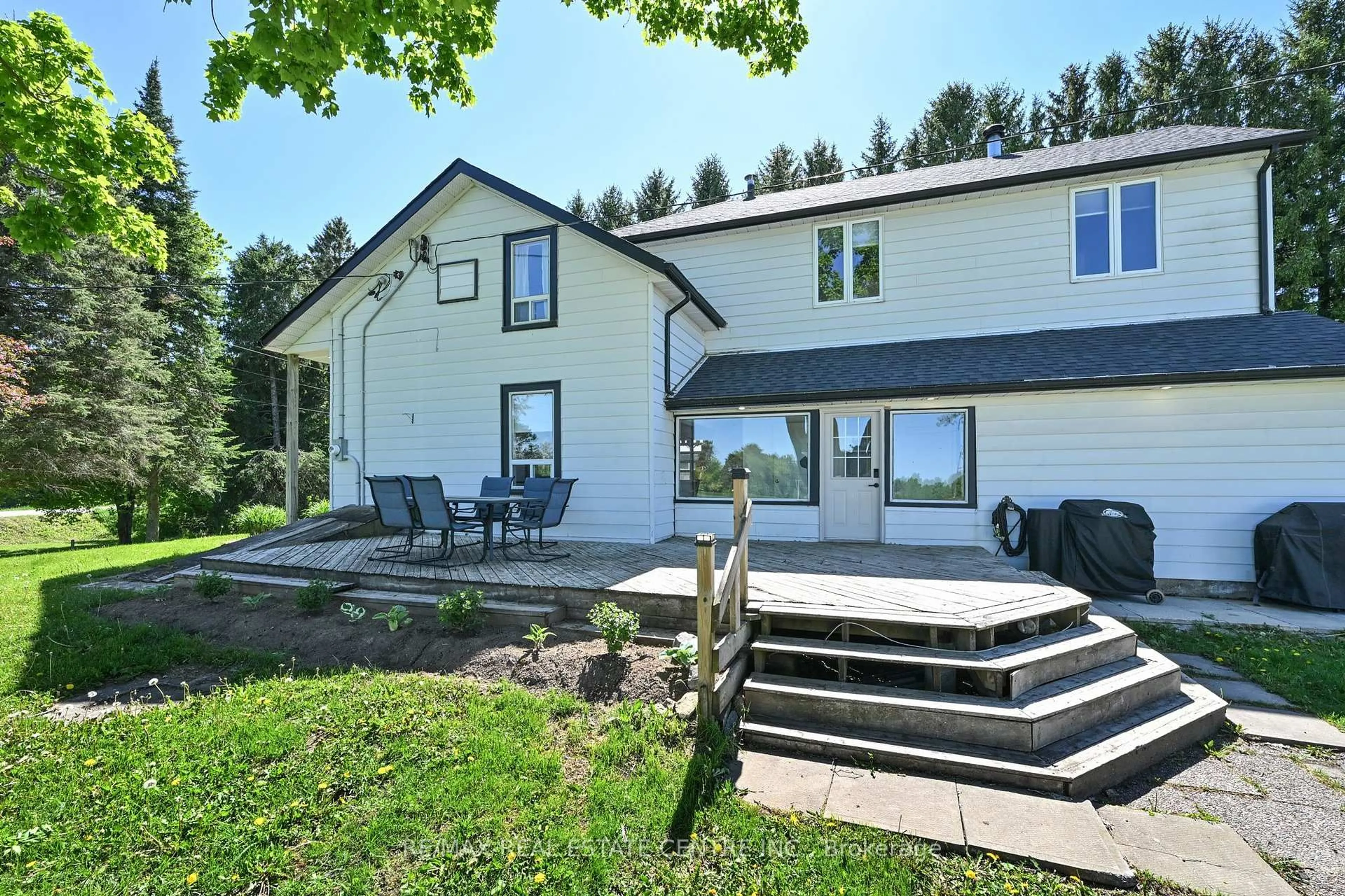 A pic from outside/outdoor area/front of a property/back of a property/a pic from drone, unknown for 347157 Mono Centre Rd, Mono Ontario L9W 5T6