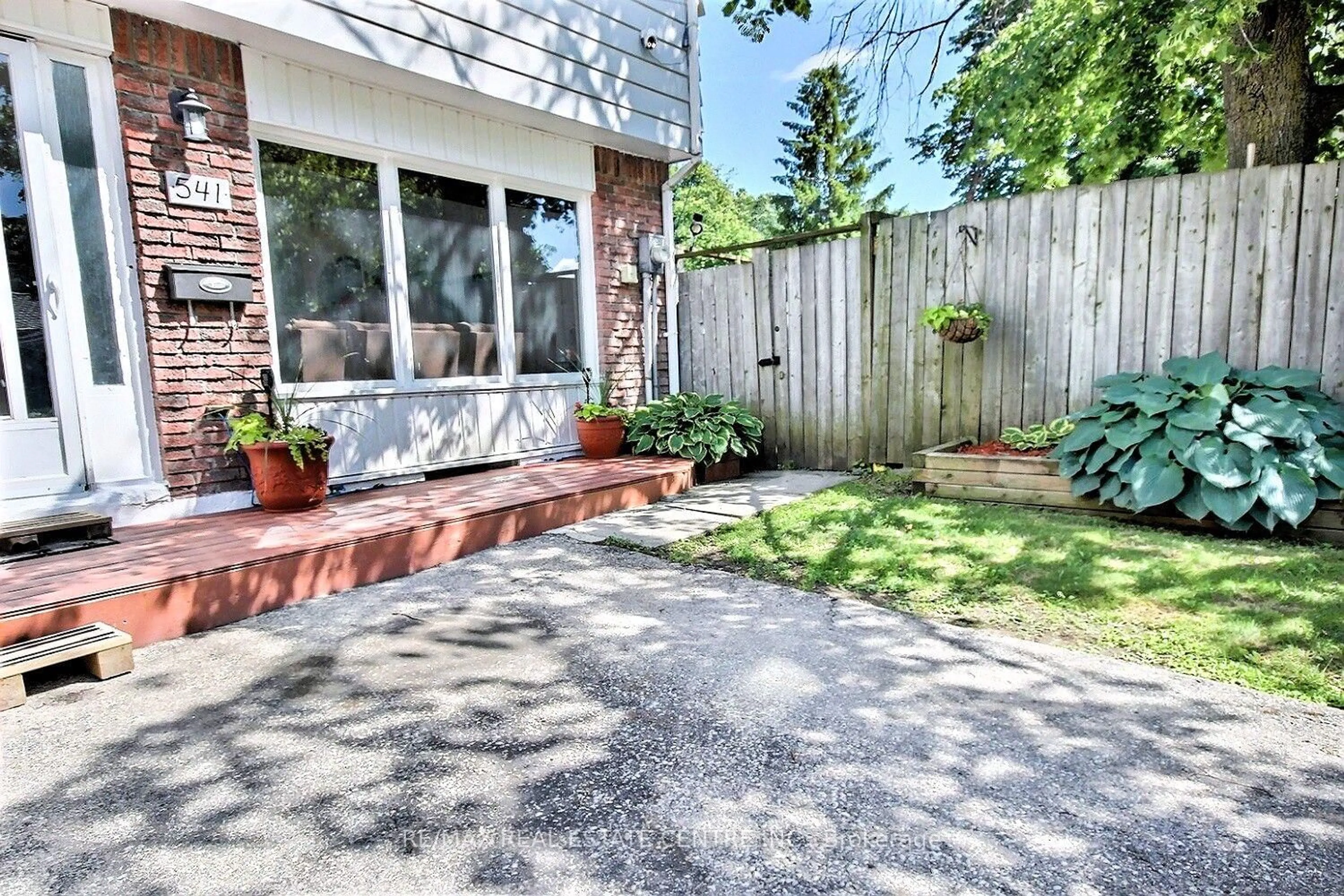 Patio, street for 541 Parkview Cres, Cambridge Ontario N3H 4Z9
