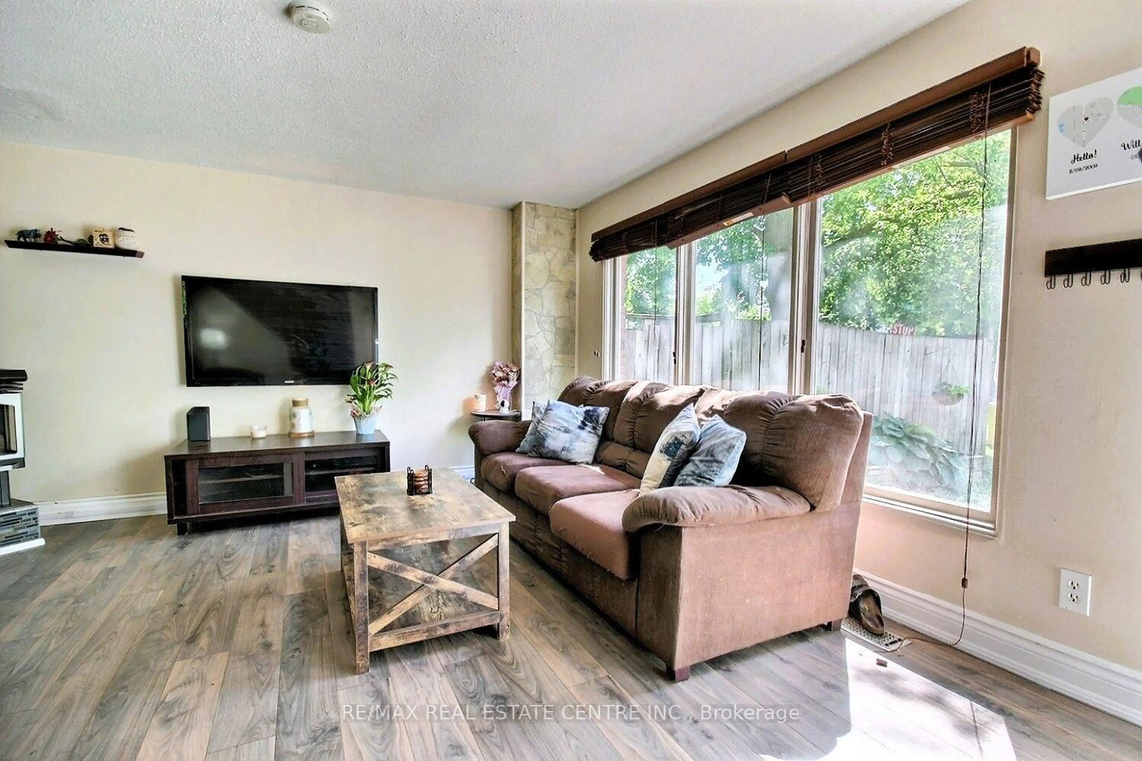 Living room with furniture, wood/laminate floor for 541 Parkview Cres, Cambridge Ontario N3H 4Z9