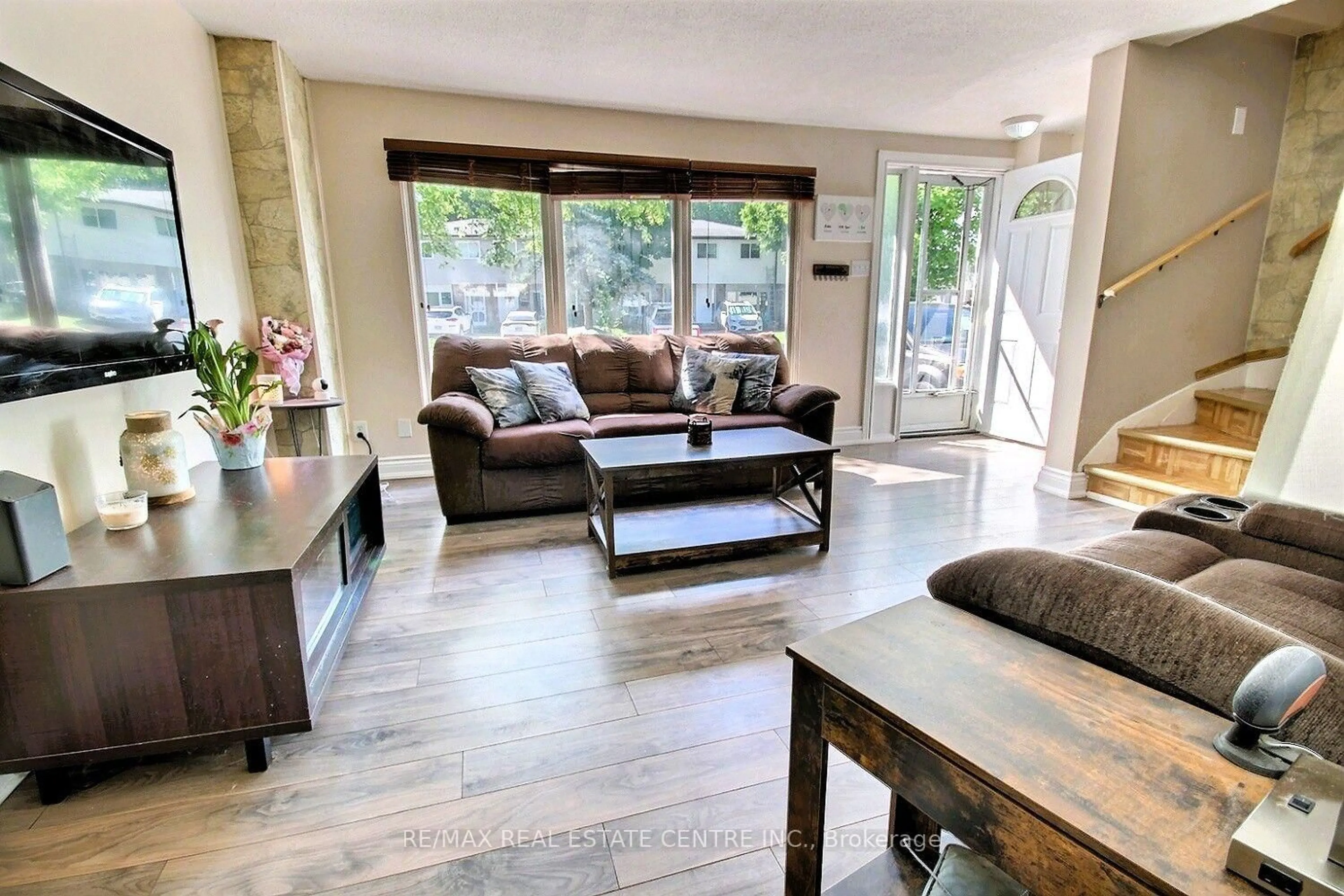 Living room with furniture, unknown for 541 Parkview Cres, Cambridge Ontario N3H 4Z9
