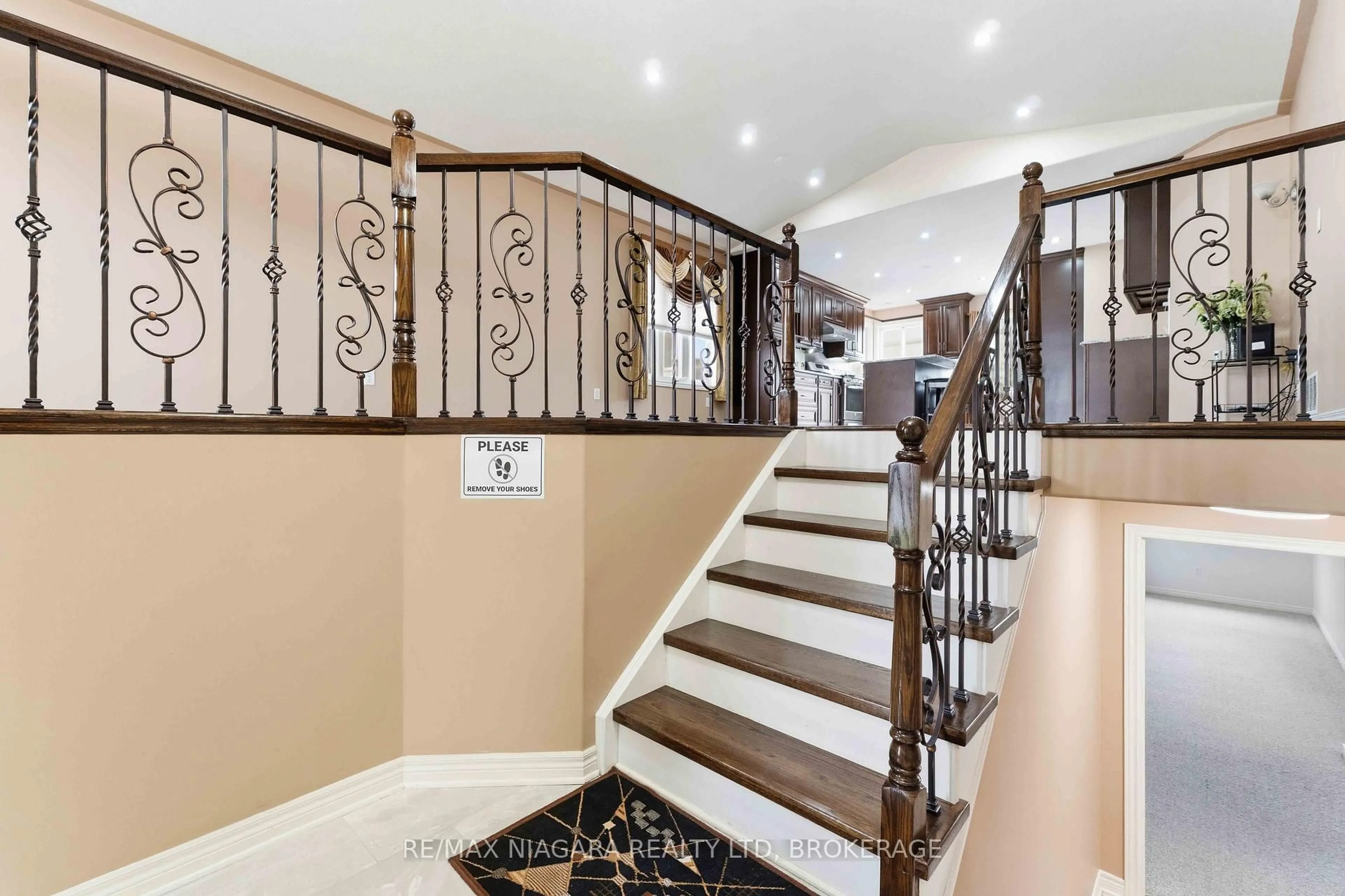 Indoor foyer for 8253 Costabile Dr, Niagara Falls Ontario L2H 3L2