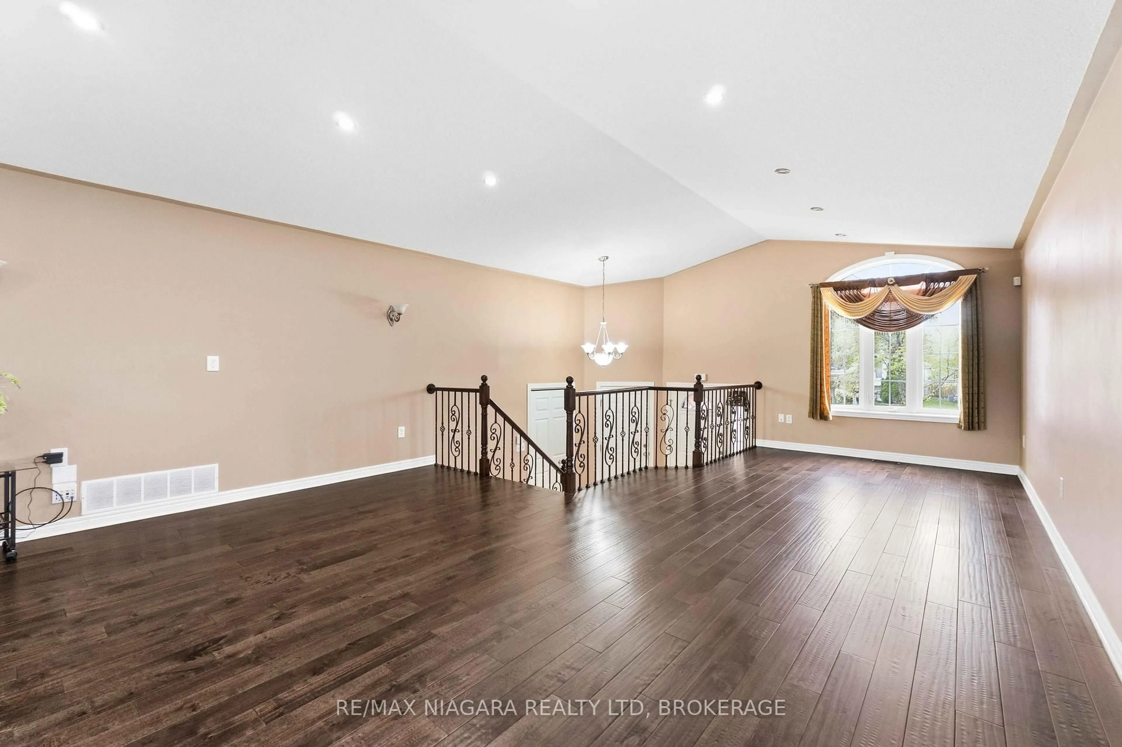 Indoor entryway for 8253 Costabile Dr, Niagara Falls Ontario L2H 3L2