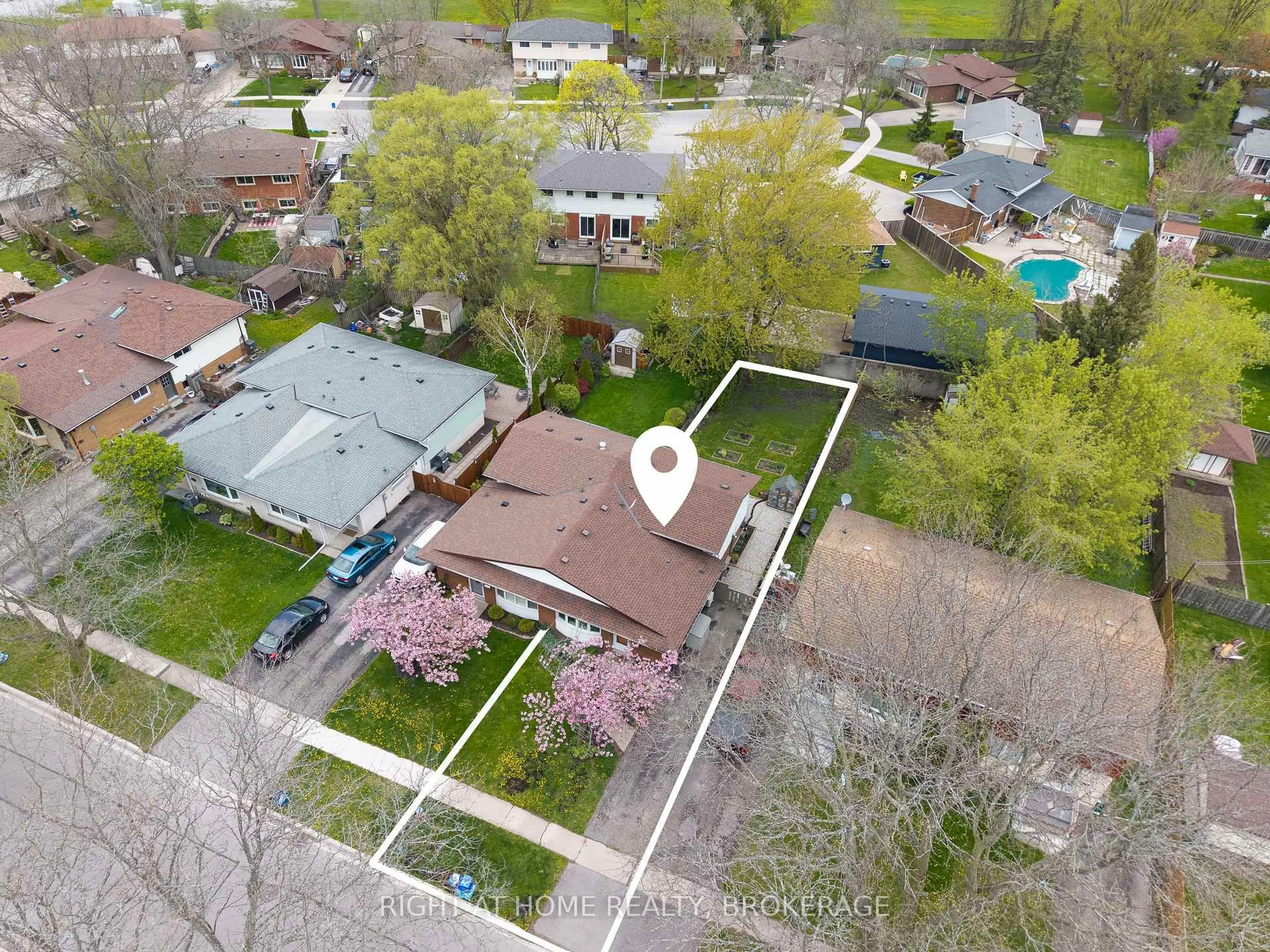 A pic from outside/outdoor area/front of a property/back of a property/a pic from drone, street for 6763 Wilinger St, Niagara Falls Ontario L2J 2B4