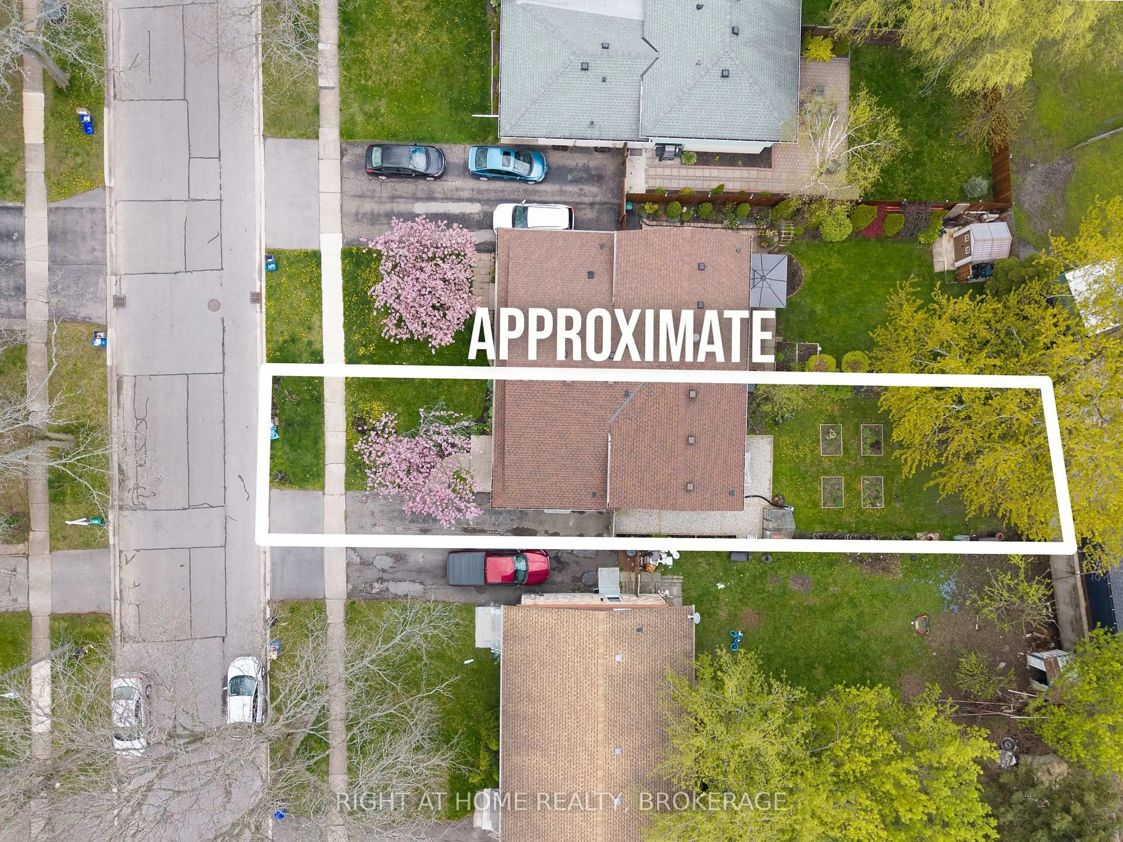 A pic from outside/outdoor area/front of a property/back of a property/a pic from drone, street for 6763 Wilinger St, Niagara Falls Ontario L2J 2B4