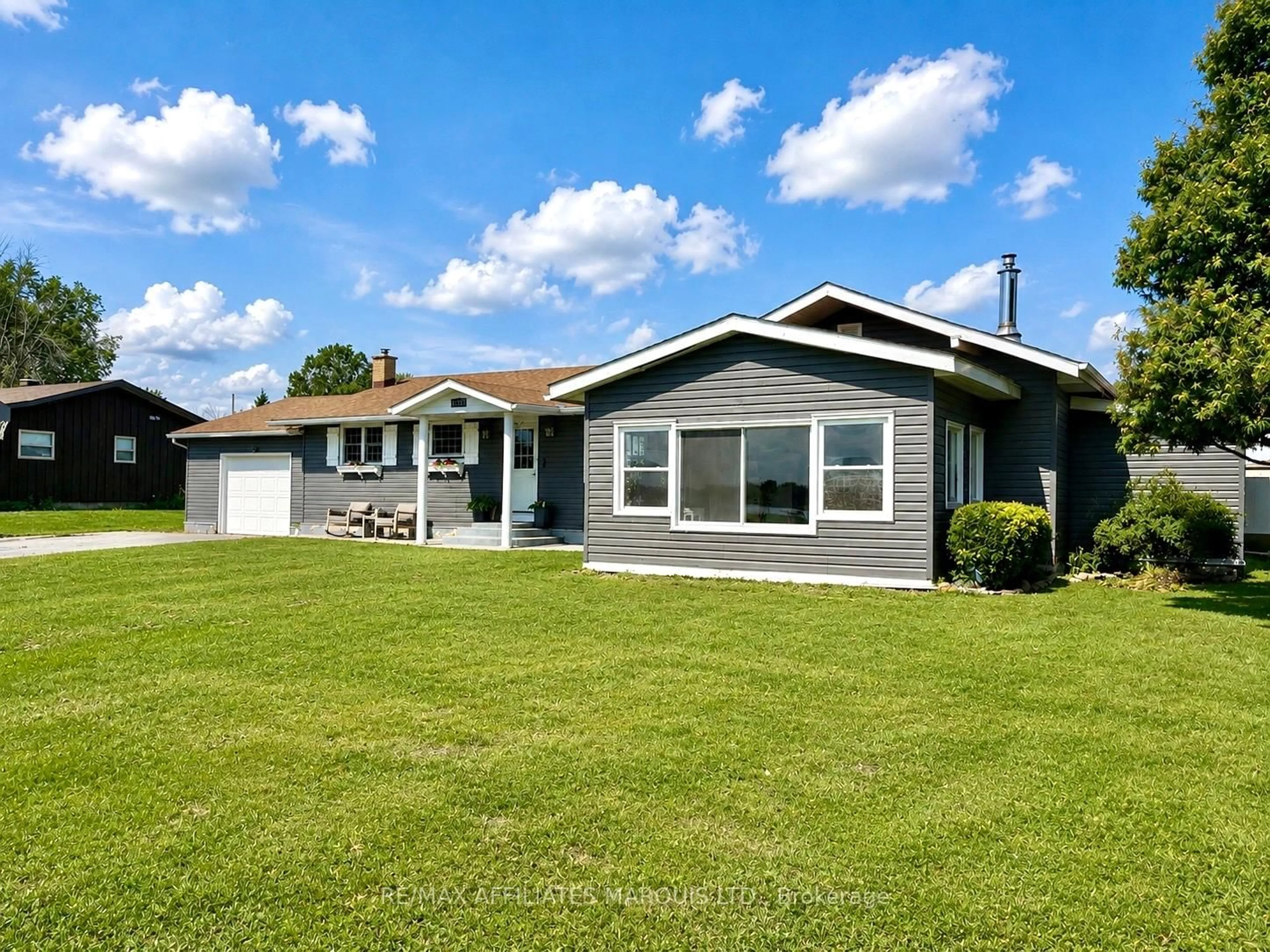 Home with vinyl exterior material, unknown for 15253 County Road 2 Rd, South Stormont Ontario K0C 1M0